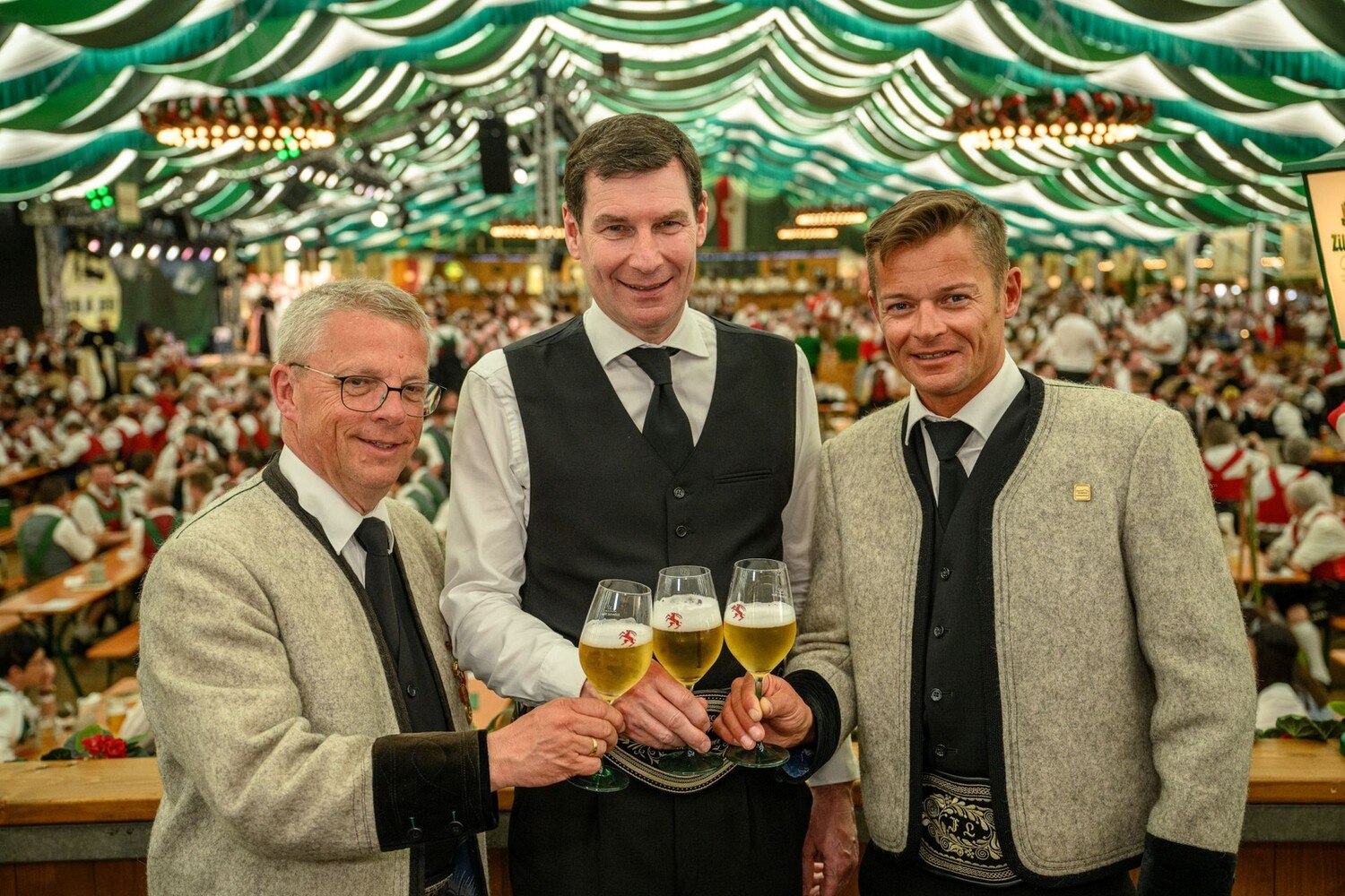 © Zillertal Bier
Freuten sich über den Erfolg des Gauder Fests 2023 (v.l.): Robert Pramstrahler (Bürgermeister von Zell am Ziller), Martin Lechner (GF von Zillertal Bier) und Ferdinand Lechner (Obmann Tourismusverband Zell-Gerlos).
Für die Veranstalter war das Gauder Fest auch in diesem Jahr wieder ein großer Erfolg (v.l.): Robert Pramstrahler (Bürgermeister von Zell am Ziller), Martin Lechner (Geschäftsführer von Zillertal Bier) und Ferdinand Lechner (Obmann des Tourismusverbandes Zell-Gerlos).