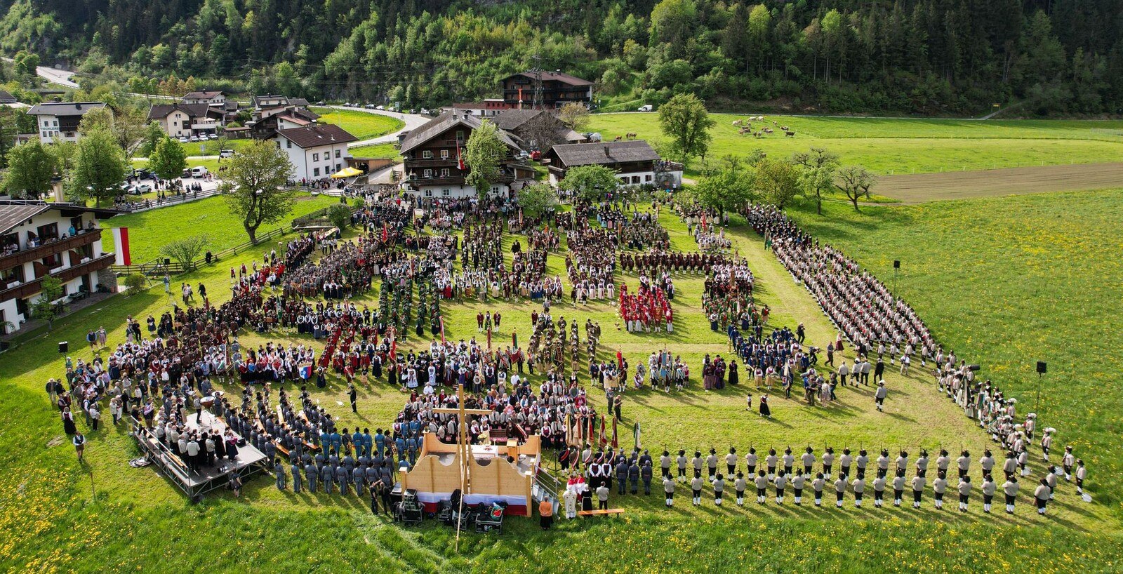 © Zillertal Bier
Traditionell findet im Rahmen des Gauder Festes eine Feldmesse statt. Das Wetter hat heuer mitgespielt.
Feldmesse Gauder Fest 2023