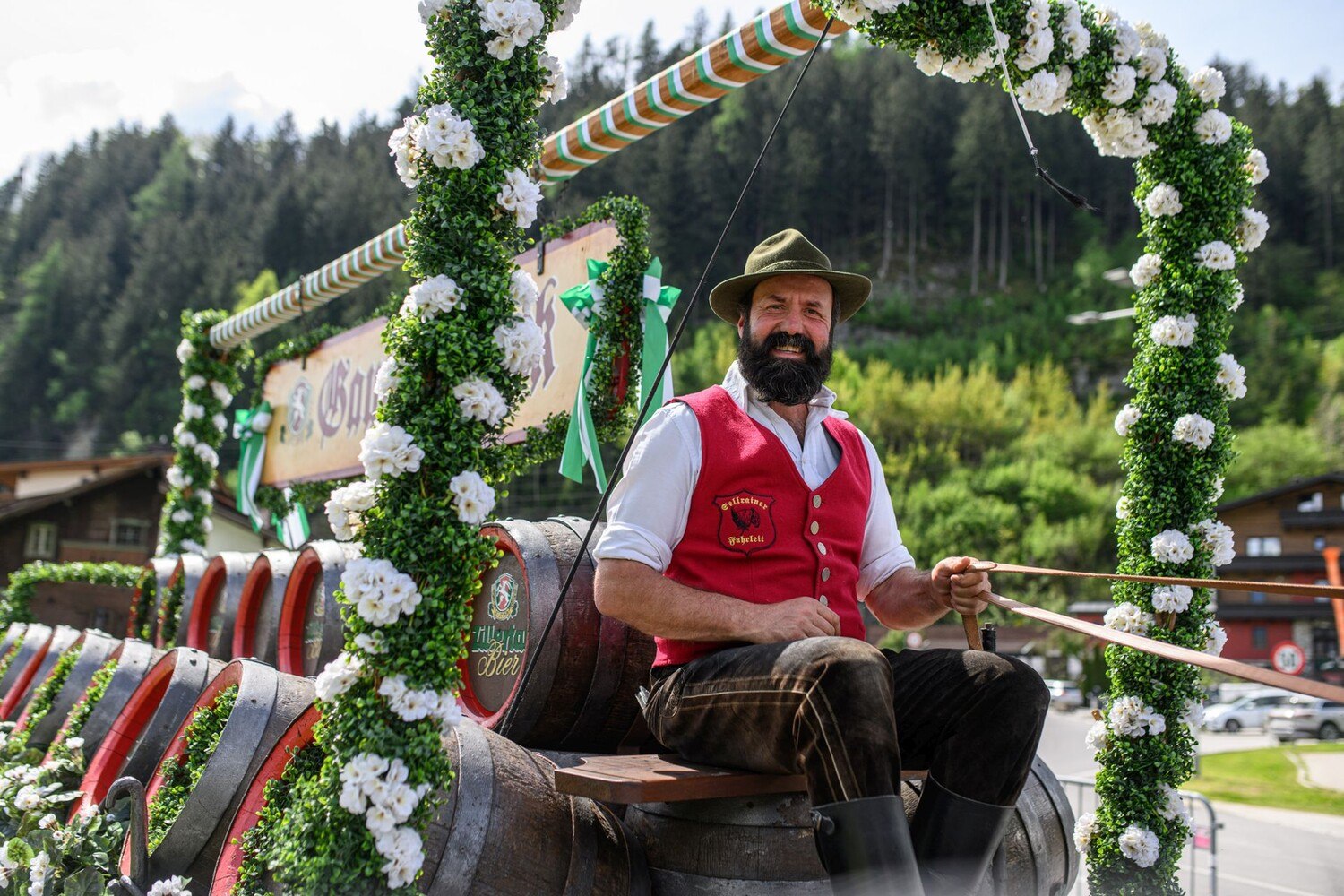 © Zillertal Bier
Der wichtigste Festwagen war jener, der aus der Brauerei kam. Zum Glück gibt es im Zillertal eine lokale Brauerei: Zillertal Bier.
Festwagen beim Gauder Fest 2023