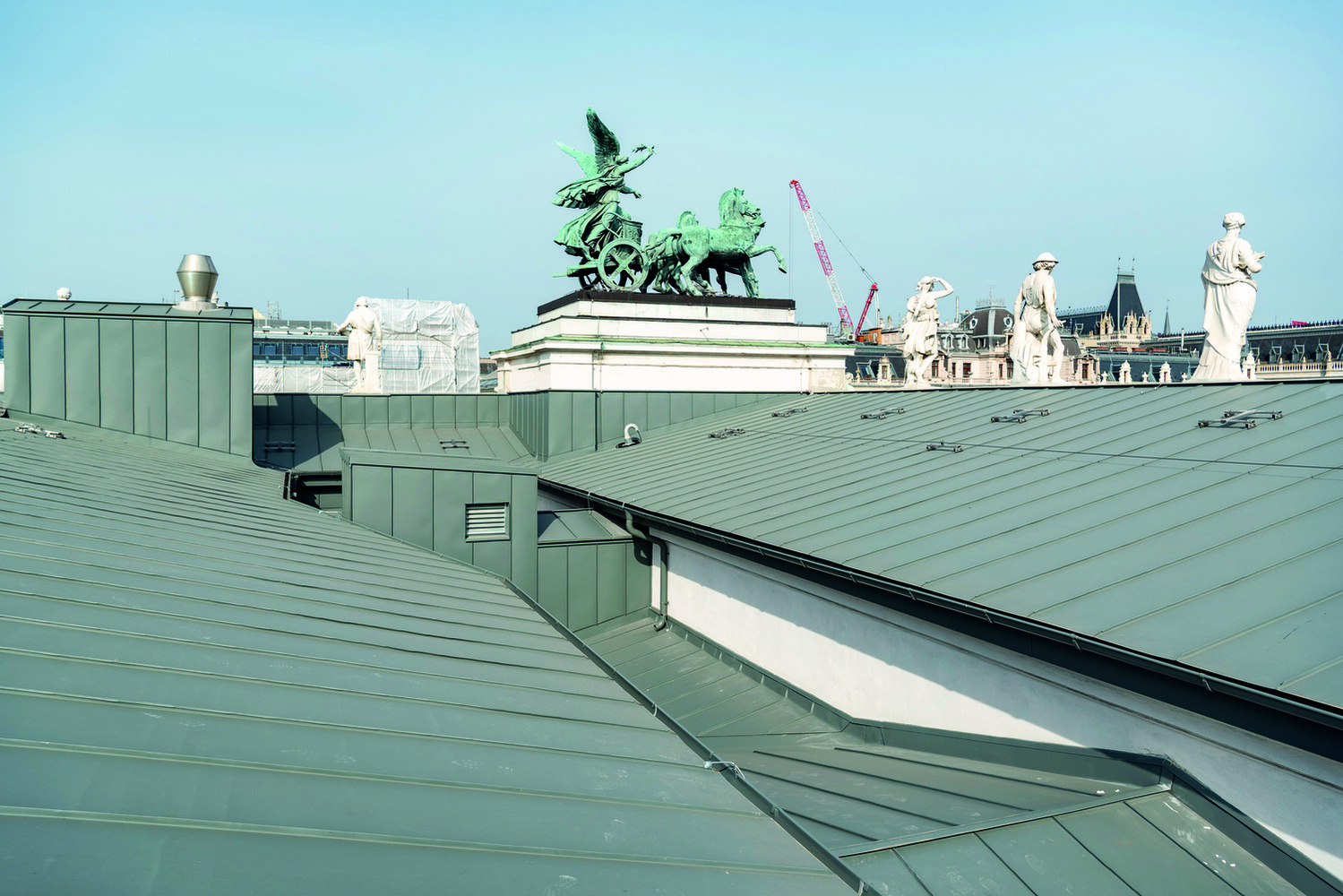 10.000 m² "Prefalz" wurden vom Team der Rathmanner Dach- und Fassadentechnik in fachmännischer Detailarbeit verlegt.