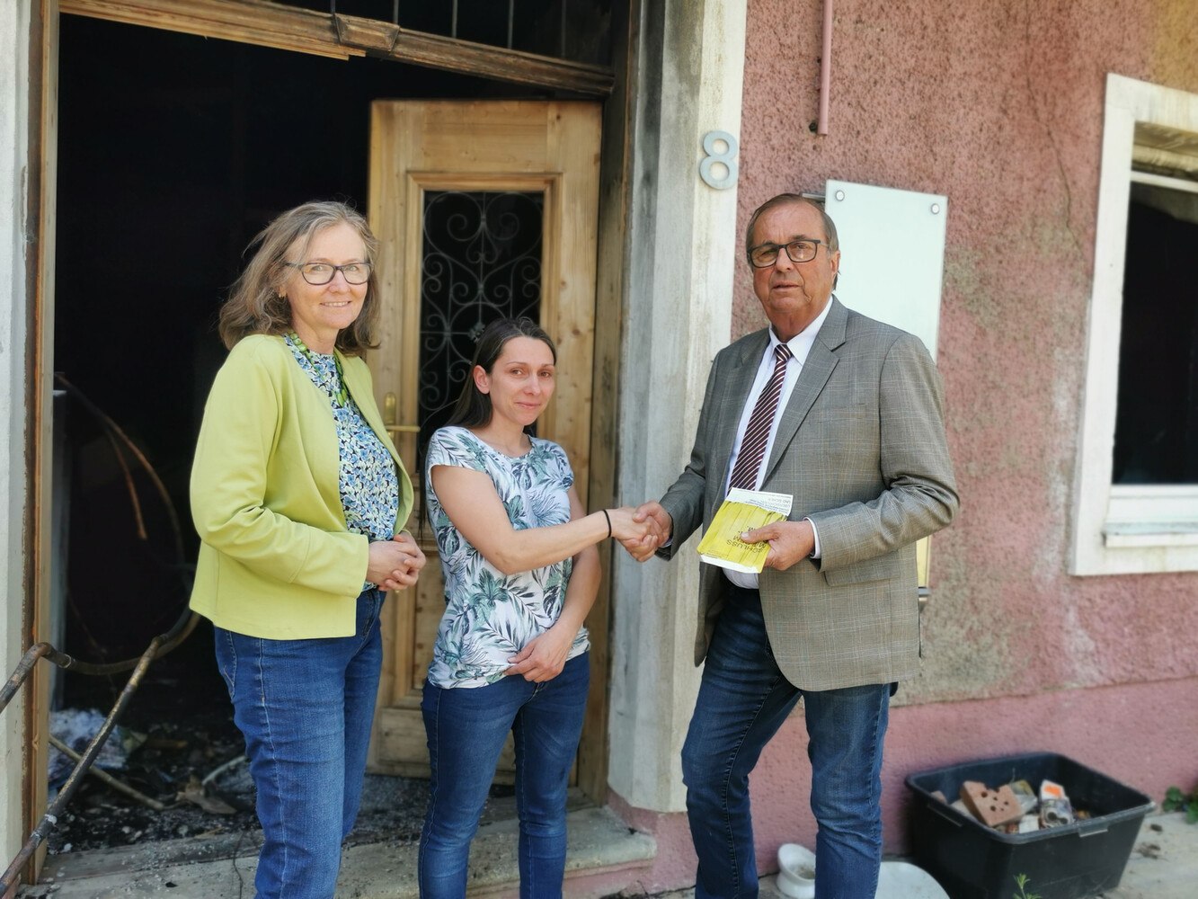 Claudia Marton und Helmut Rigler überbrachten der Witwe Sarah Kienel (Mitte) eine großzügige Spende des nö. Unterstützungsvereins, die aufgrund des großen Schadens leider nur ein Tropfen auf dem heißen Stein ist. Weitere Sach- und Geldspenden werden dringend benötigt, damit sich die junge Familie ein neues Leben aufbauen kann.