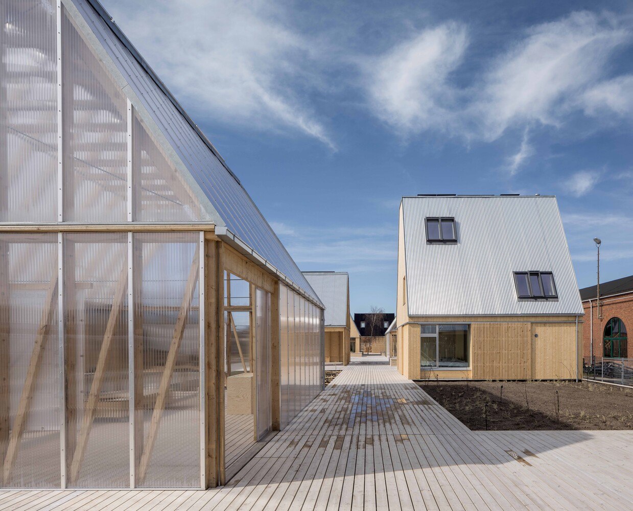Mit dem Bauprojekt Living Places zeigt Dachfensterhersteller Velux, wie Wohnhäuser mit einem CO2-Fußabdruck von nur 3,8 kg CO2 pro m2 und Jahr gebaut werden können.