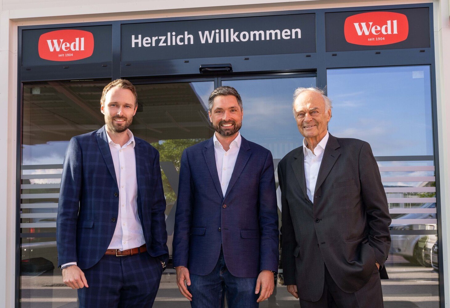 Die Geschäftsführer Lorenz (li.) und Leopold Wedl (re.) mit dem örtlichen Bürgermeister Peter Schobesberger.