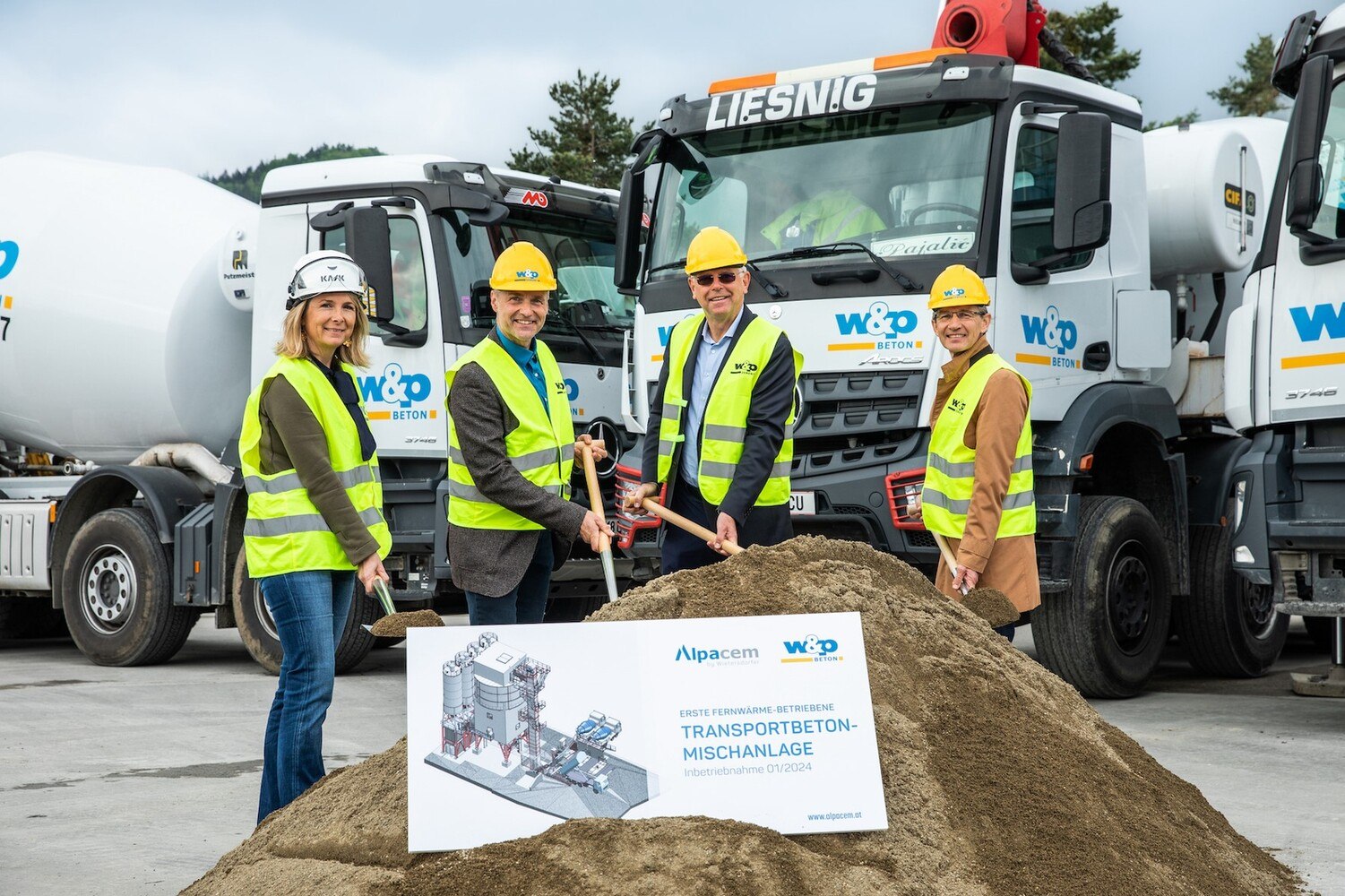 Bei der Spatenstichfeier zum Bau der ersten Fernwärme-betriebenen Transportbetonmischanlage anwesend waren (v.l.n.r.) Anita Ebenwaldner-Abuja (Geschäftsführerin von w&p Beton), Michael Gussnig (Stadt Klagenfurt in Vertretung des Bürgermeisters Christian Schneider), Alois Dolinar (Vizebürgermeister der Stadt Klagenfurt) und Lutz Weber (Geschäftsführerin von w&p Beton) 