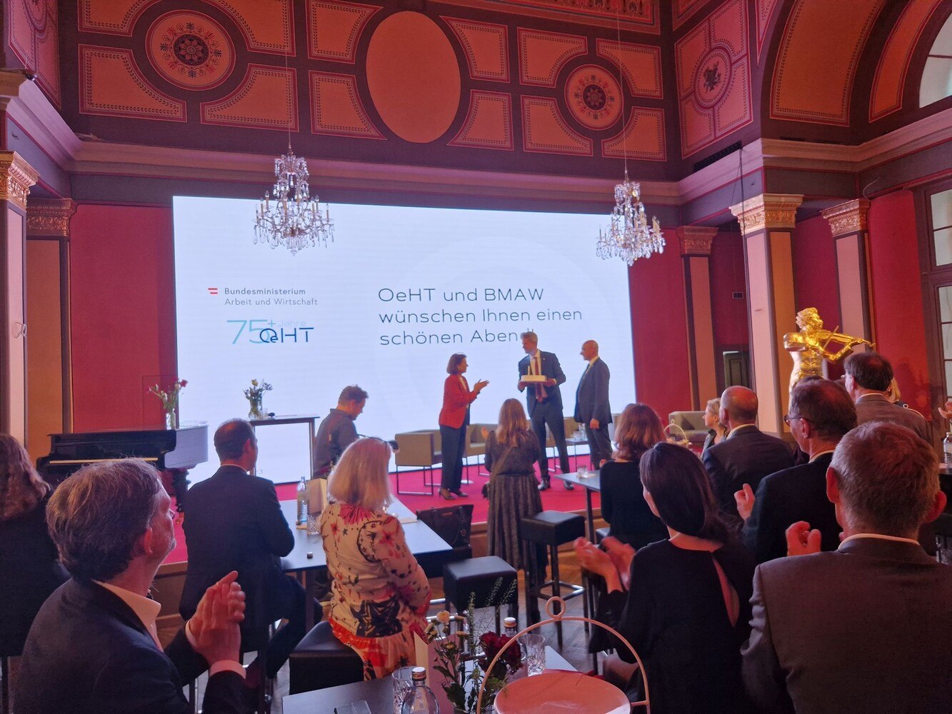 © Alexander Grübling
Im Casino Zögernitz blickte die Österreichische Hotel- und Tourismusbank stolz auf 75 Jahre zurück.
OeHT-Feier im Casino Zögernitz