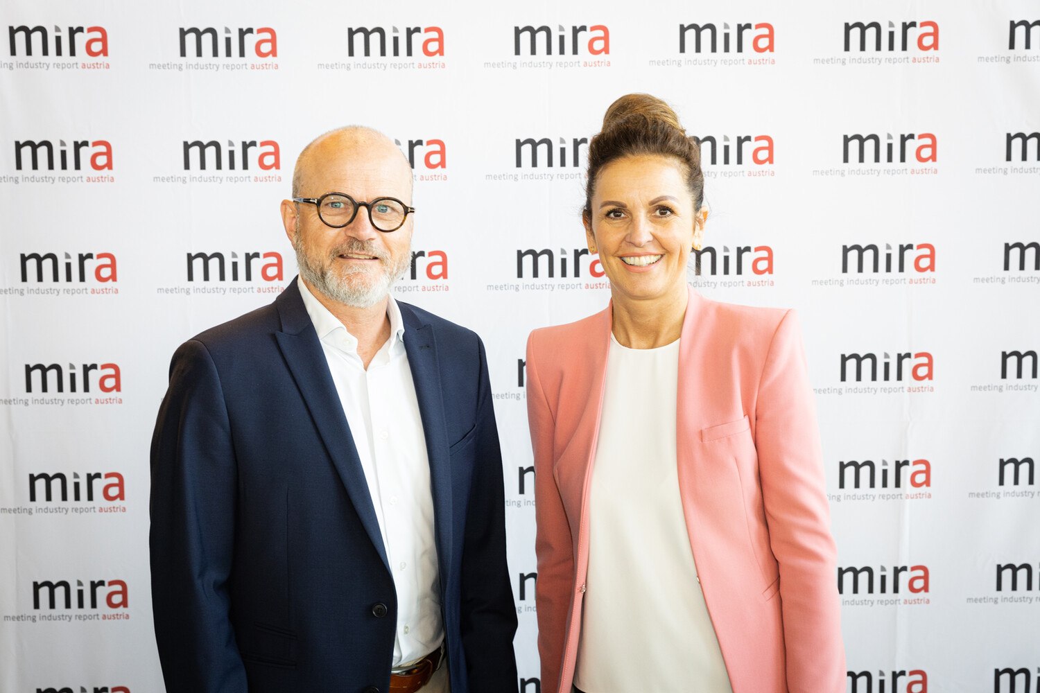 © Österreich Werbung/Christian Lendl
Gerhard Stübe (Präsident des ACB) und Sandra Neukart (Chief Operating Officer der Österreich Werbung).
Gerhard Stübe (Präsident des Austrian Convention Bureaus) und Sandra Neukart (Chief Operating Officer der Österreich Werbung)