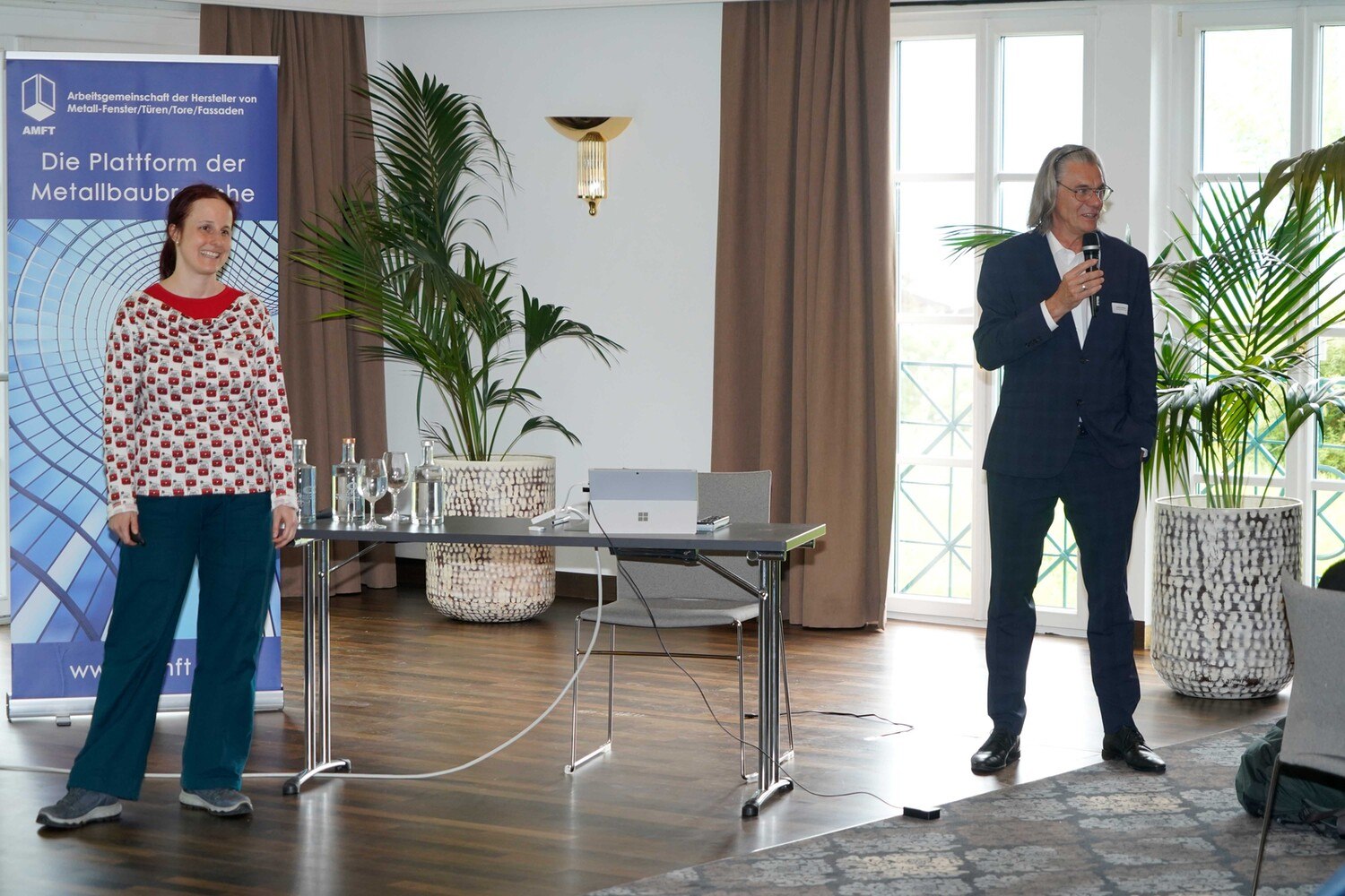 Sarah Richter, Geschäftsführerin der Bau EPD GmbH und Harald Greger, Geschäftsführer des Aluminium-Fenster-Instituts zum Thema "Fenster – ökologisch betrachtet".