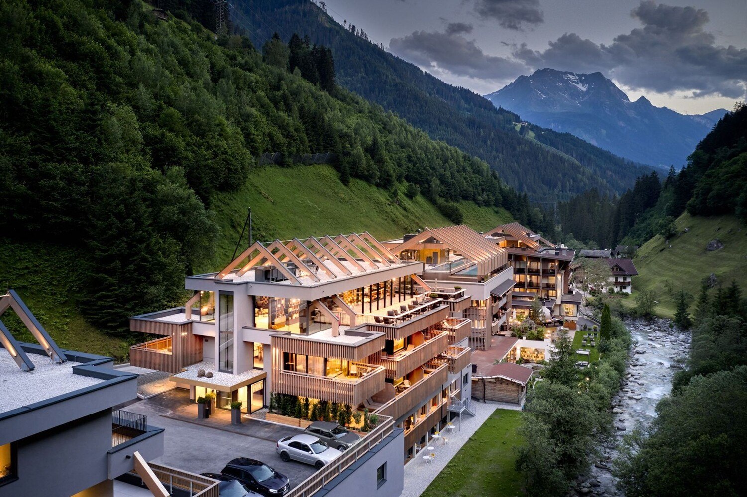 © Michael Huber (ZillergrundRock)
Die Betreiber des ZillergrundRock Luxury Mountain Resort freuen sich über die Auszeichnung.
ZillergrundRock