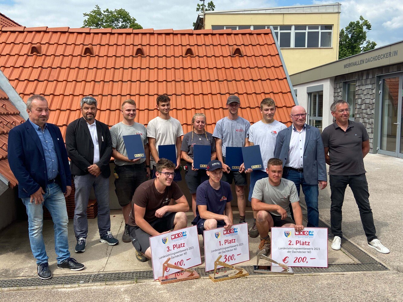Alle Teilnehmer*innen des niederösterreichischen Landeslehrlingswettbewerbs der Dachdecker 2023 mit der Jury.