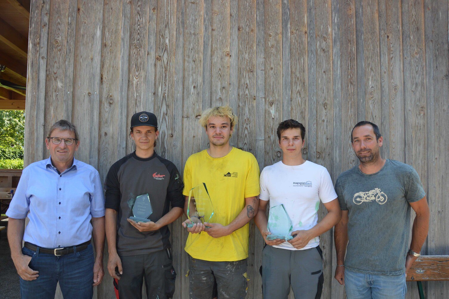Die Sieger des Spengler-Bewerbs mit Gratulanten (von links): Berufsgruppensprecher Joachim Entner, Drittplatzierter Sebastian Lercher (Entner-Dach, Rankweil), Sieger Jakob Prisching (Peter GmbH, Götzis), Zweitplatzierter Angelo Hutter (Hagspieldach, Lingenau) und Lehrlingswart Mathias Küng.