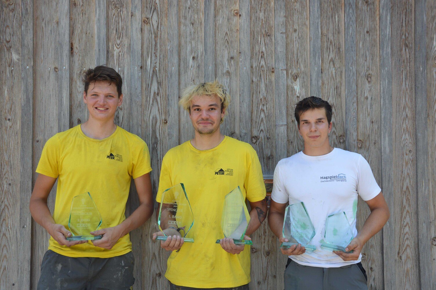 Die drei besten Dachdecker in Doppellehre Dachdecker/Spengler (von links): 2. Platz: Niklas Hartmann, Lehrbetrieb Peter GmbH, Götzis; Sieger Jakob Prisching, ebenfalls Lb. Peter GmbH, Götzis, und der Drittplatzierte Angelo Hutter, Lehrling bei Hagspieldach, Lingenau.