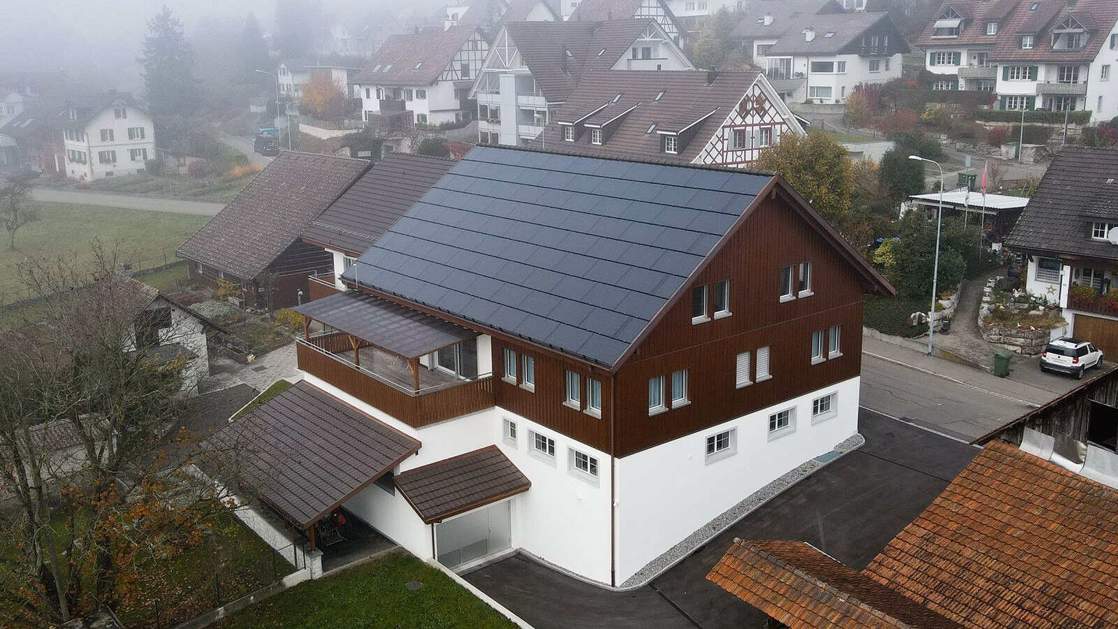 © Megasol Energie AG
Die "Level"-Solarmodule sind Glas-Glas-Solarpanels. Sie kommen ohne Rahmen aus und weisen Hagelschutzklasse 5 auf.
Die "Level"-Solarmodule sind Glas-Glas-Solarpanels. Sie kommen ohne Rahmen aus und weisen Hagelschutzklasse 5 auf.