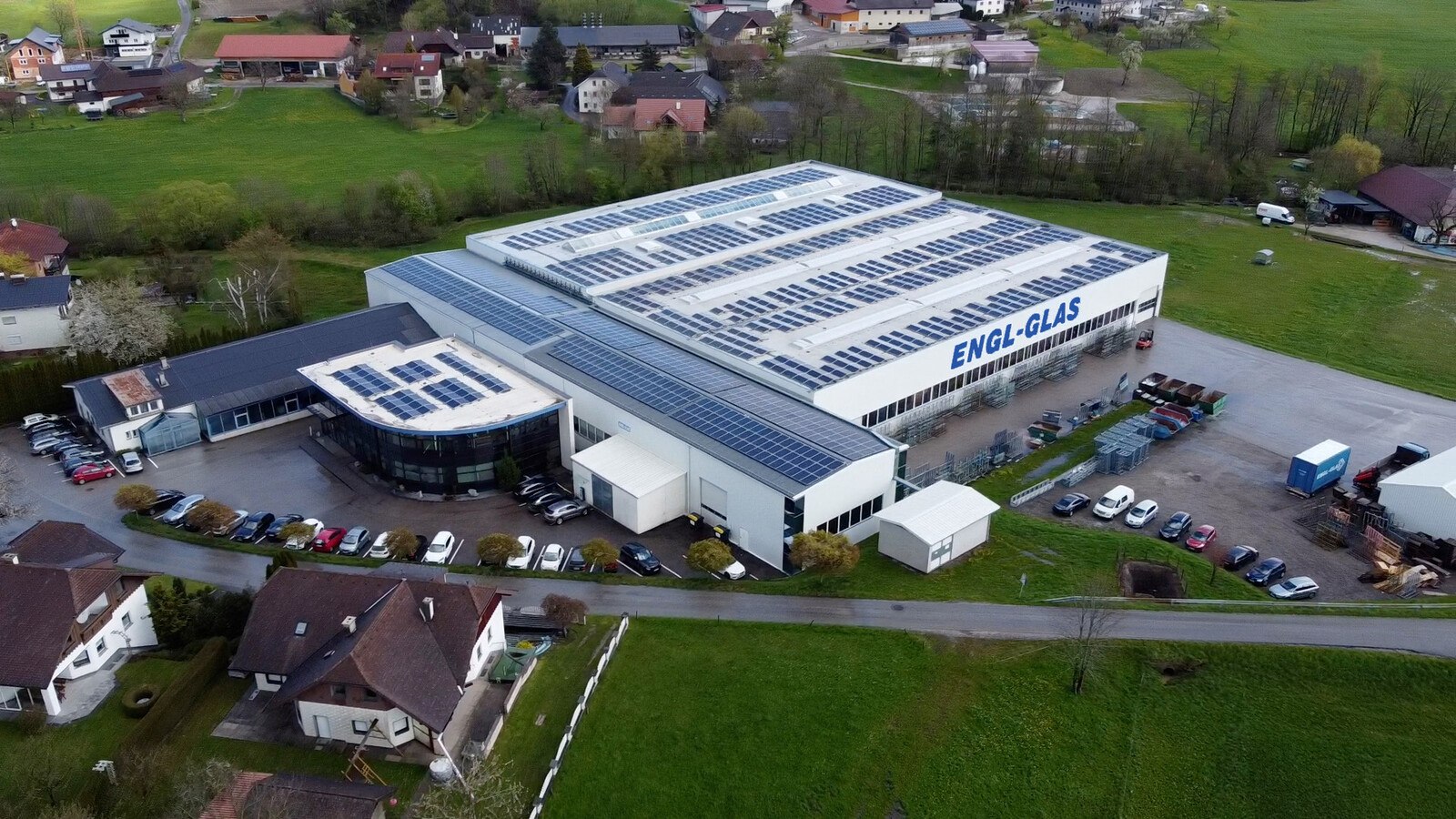 Auf dem rund 15.000 m² großen Grundstück in Ottnang am Hausruck (OÖ) befinden sich die Produktionshallen mit einer Fläche von 7.000 m².