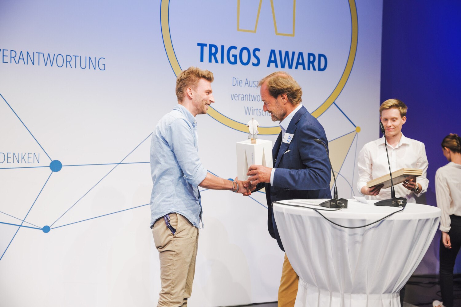 © buero de martin fuer trigos buero alexander gotter
Kilian Kaminski empfängt den Trigos aus den Händen von UBIT-Obmann Alfred Harl.
Kilian Kaminski empfängt den Trigos aus den Händen von UBIT-Obmann Alfred Harl.