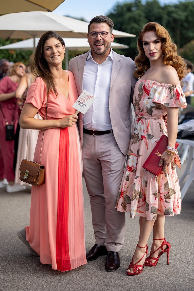 © Jolly Schwarz
Gastgeber und Hahn im Korb Hannes Reeh mit Anna Huber und Tamara Mascara
Reeh