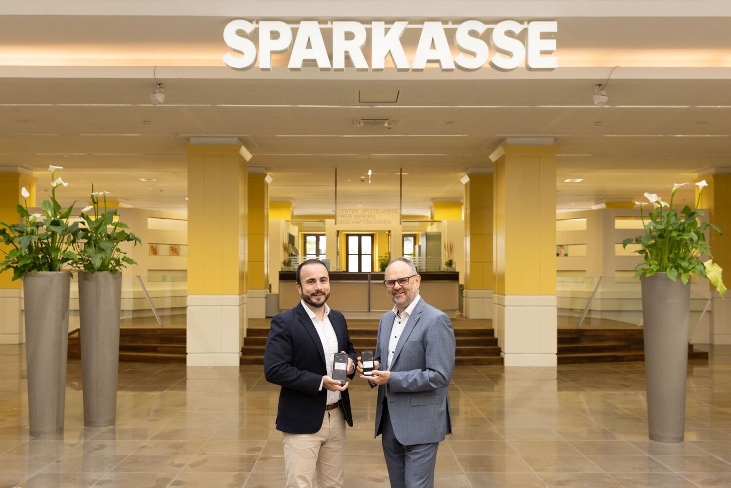© Jürgen Grünwald/APA
Edenred-GF Christoph Monschein (links) und Maximilian Pointner, Vorstandsdirektor der Sparkasse Oberösterreich, freuen sich über die Zusammenarbeit.
Monschen und Pointner