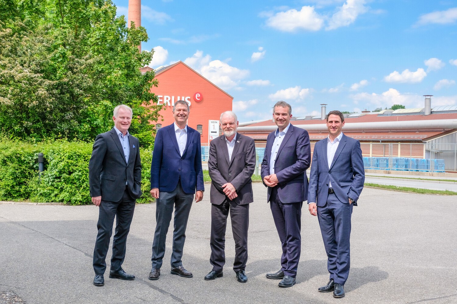 Staffelübergabe bei der Erlus AG: Der ehemalige Vorstand Peter Hoffmann (Mitte) mit Aufsichtsratsvorsitzendem Claus Girnghuber (2. v. li.) und dem neuen Vorstand der Erlus AG:  Rüdiger Grau (li.), Patrick Dietrich (re.) und Martin Eisenreich (2. v. re.).