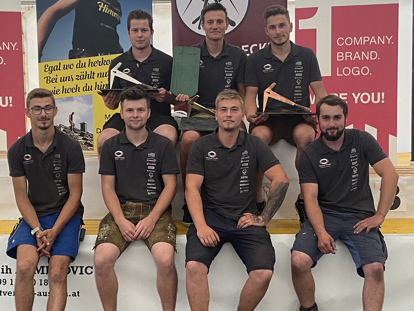 Die besten jungen Dachdecker Oberösterreichs. Reihe hinten v. l.: Die Gewinner des Landeslehrlingswettbewerbs der Dachdecker 2023 Clemens Gruber (2. Platz), Daniel Hofer (1. Platz), Florian Baumschlager (3. Platz). Reihe vorne: die restlichen Teilnehmer des Landeslehrlingswettbewerbs.