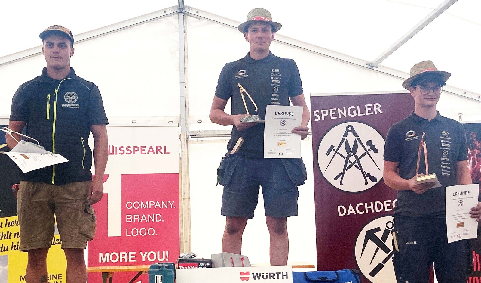 Die stolzen Gewinner des oberösterreichischen Landeslehrlingswettbewerb der Spengler 2023 v. l.: Raffael Gasselseder (2. Platz), Philipp Gattinger (1. Platz) und Jakob Humer (3. Platz).