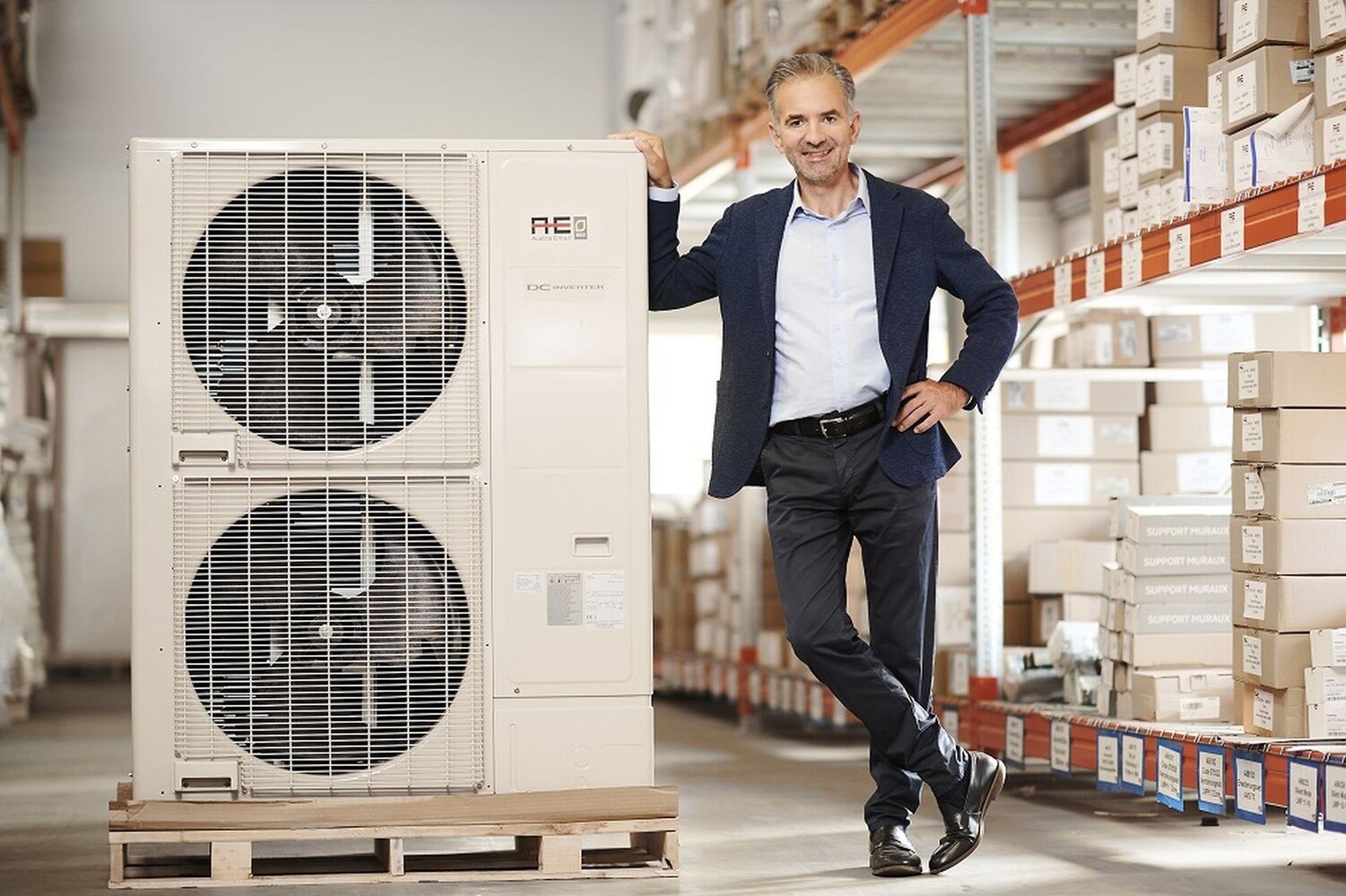 Martin Hagleitner, CEO der Austria Email AG, präsentiert stolz eine der modernen Wärmepumpeneinheiten des Unternehmens, die Innovation und Umweltbewusstsein in einem vereint.