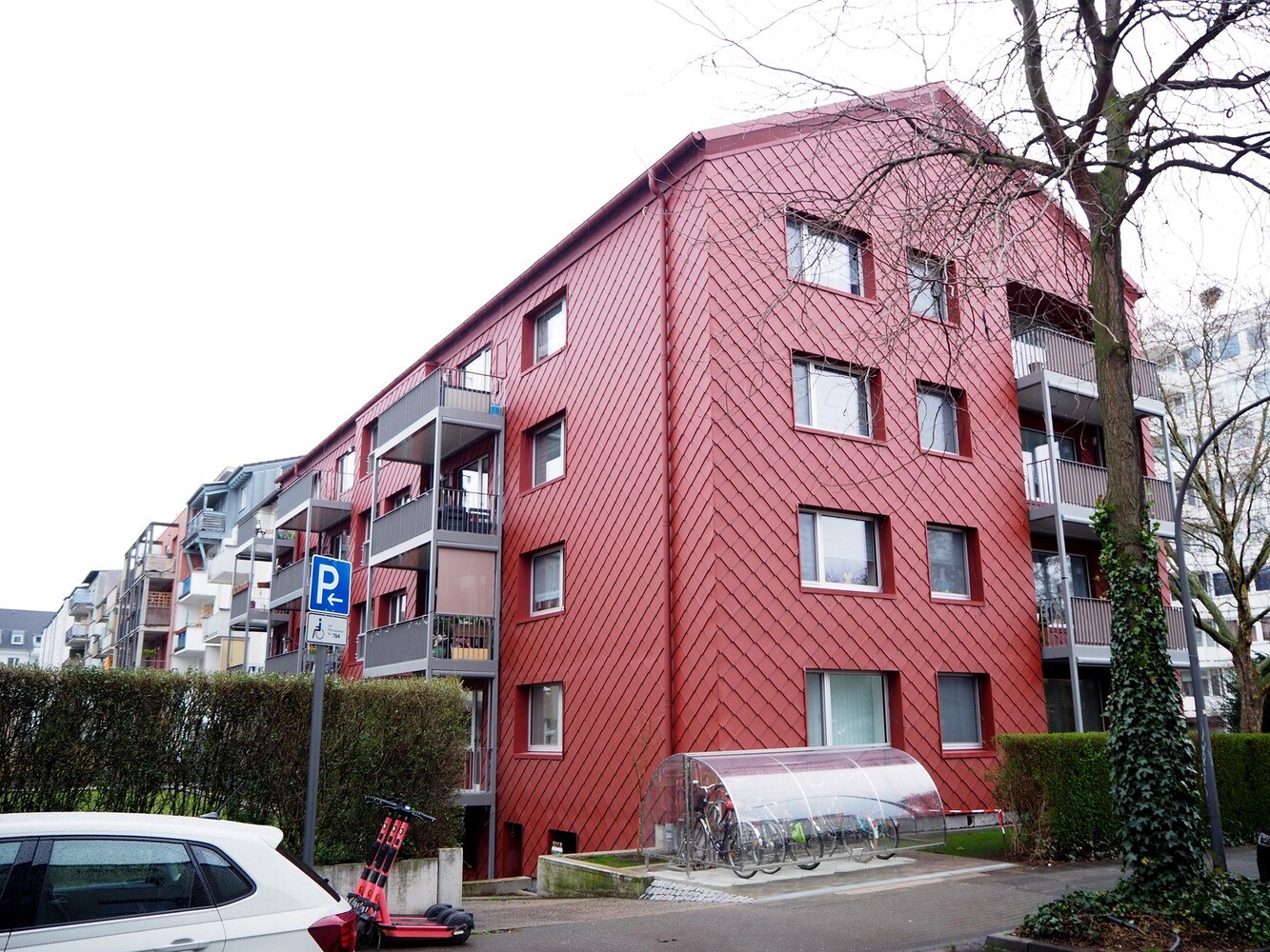 Die serielle Sanierung voranzutreiben, ist eines der Schwerpunktthemen von Renowave.at. Hier ein Mehrfamilienhaus in Köln aus dem Jahr 1961 mit 16 Wohneinheiten in vier Etagen, das im bewohnten Zustand saniert wurde.