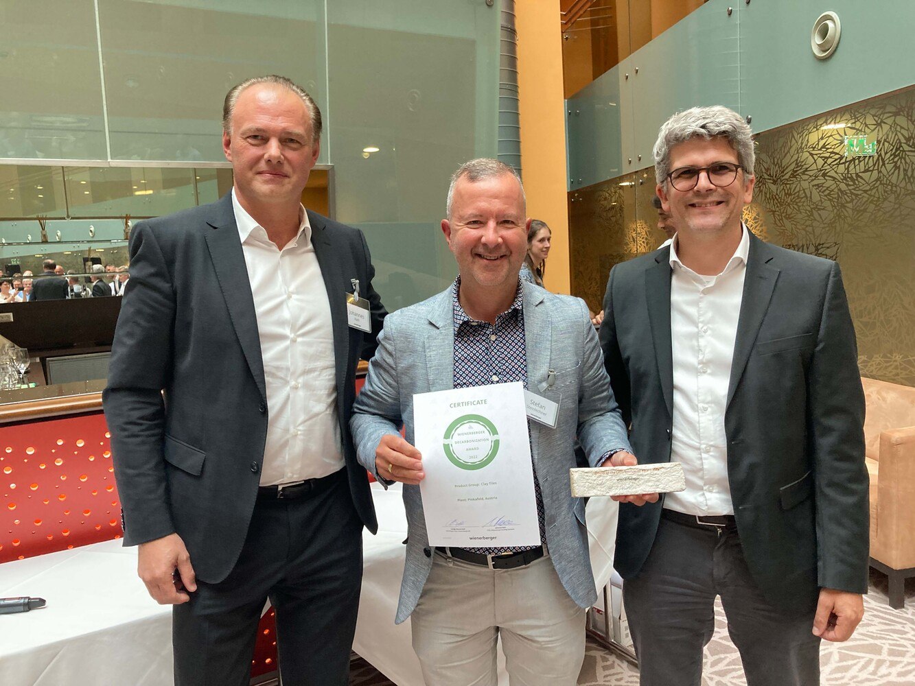 © Wienerberger Österreich
Award Übergabe (v. l.): Johannes Rath, Chief Technology Officer bei Wienerberger AG, Stefan Steinlechner, Geschäftsleitung Produktion Wienerberger Österreich, und Guido Klaunzer, Senior Project Manager, Wienerberger AG.
Award Übergabe (v. l.): Johannes Rath, Chief Technology Officer bei Wienerberger AG, Stefan Steinlechner, Geschäftsleitung Produktion Wienerberger Österreich, und Guido Klaunzer, Senior Project Manager, Wienerberger AG.