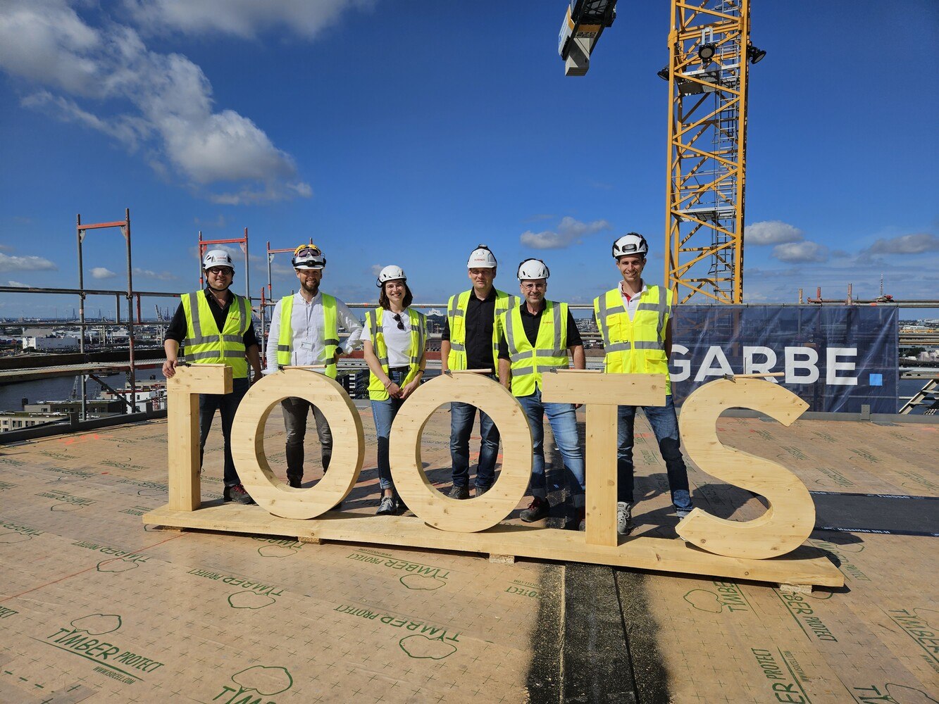 Der Holzbau für Turm, Querbau und Riegelgebäude wurde in nur 16 Monaten fertig montiert, am 23.August 2023 fand das Richtfest statt.