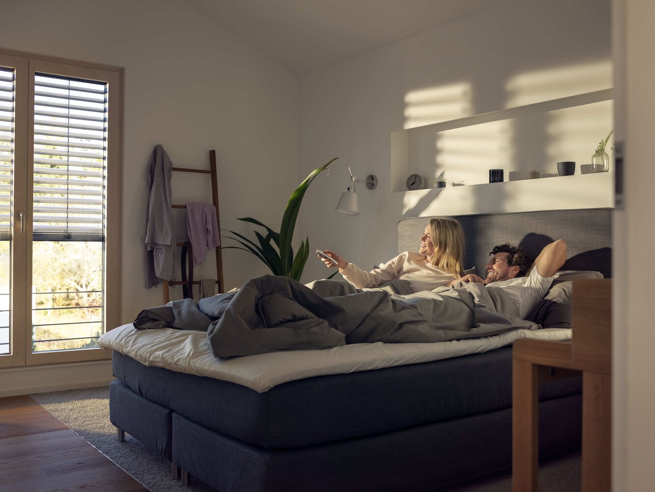Bequem und energieeffizient: Smart-Home-Systeme stimmen die Abläufe der eingebundenen Komponenten wie Sonnenschutz, Fenster, Türen oder Beleuchtung automatisch aufeinander ab.