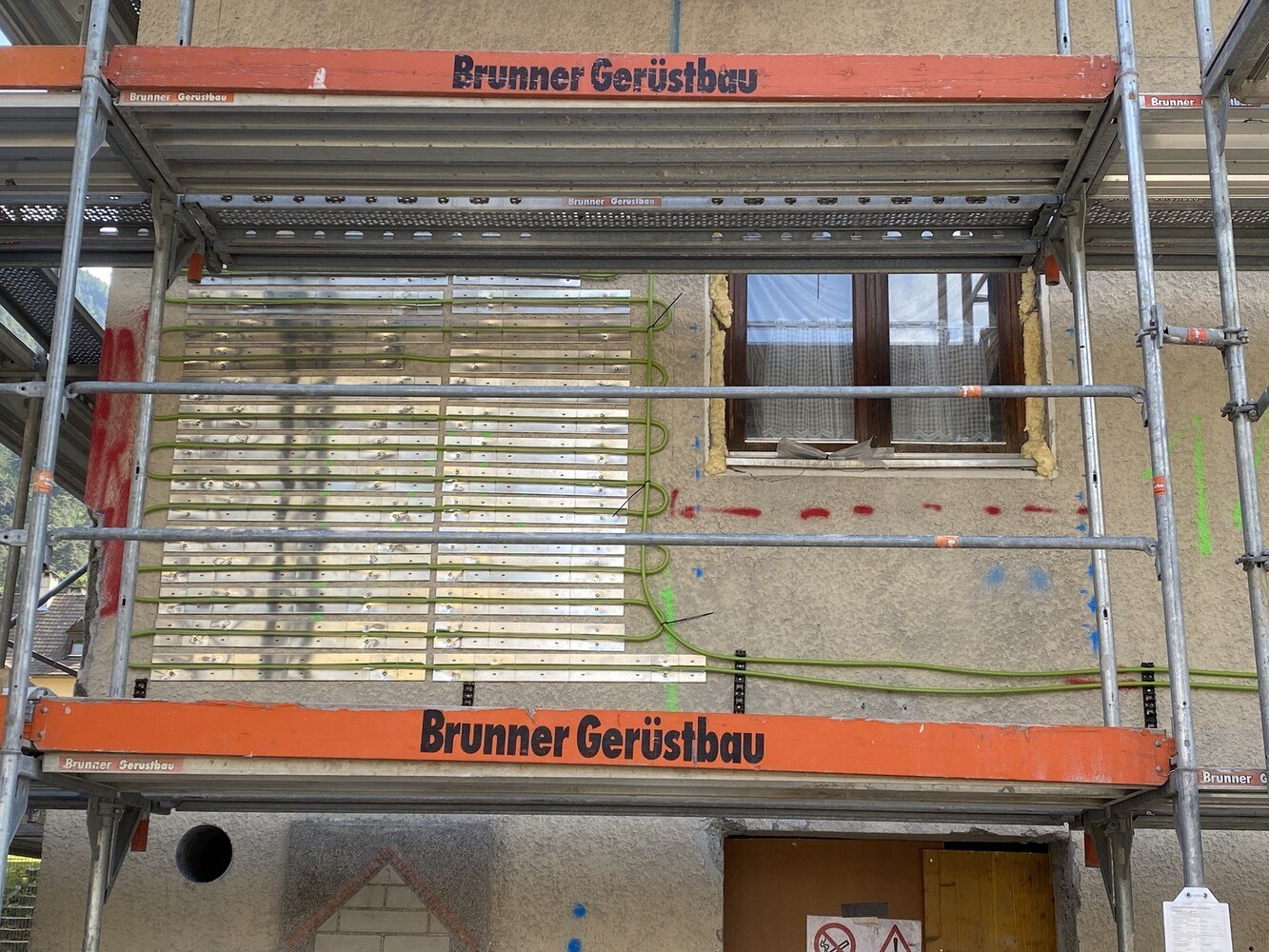 Gerüst vor Hauswand