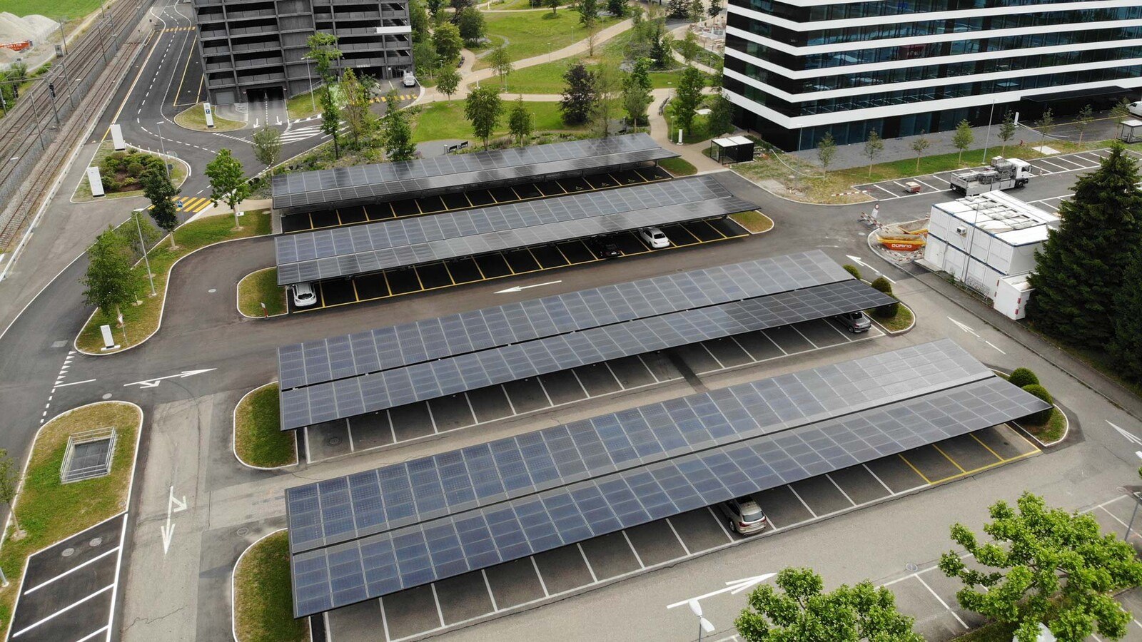 Die Solar-Carports von Megasol eigenen sich auch für Groß-Parkplätze.