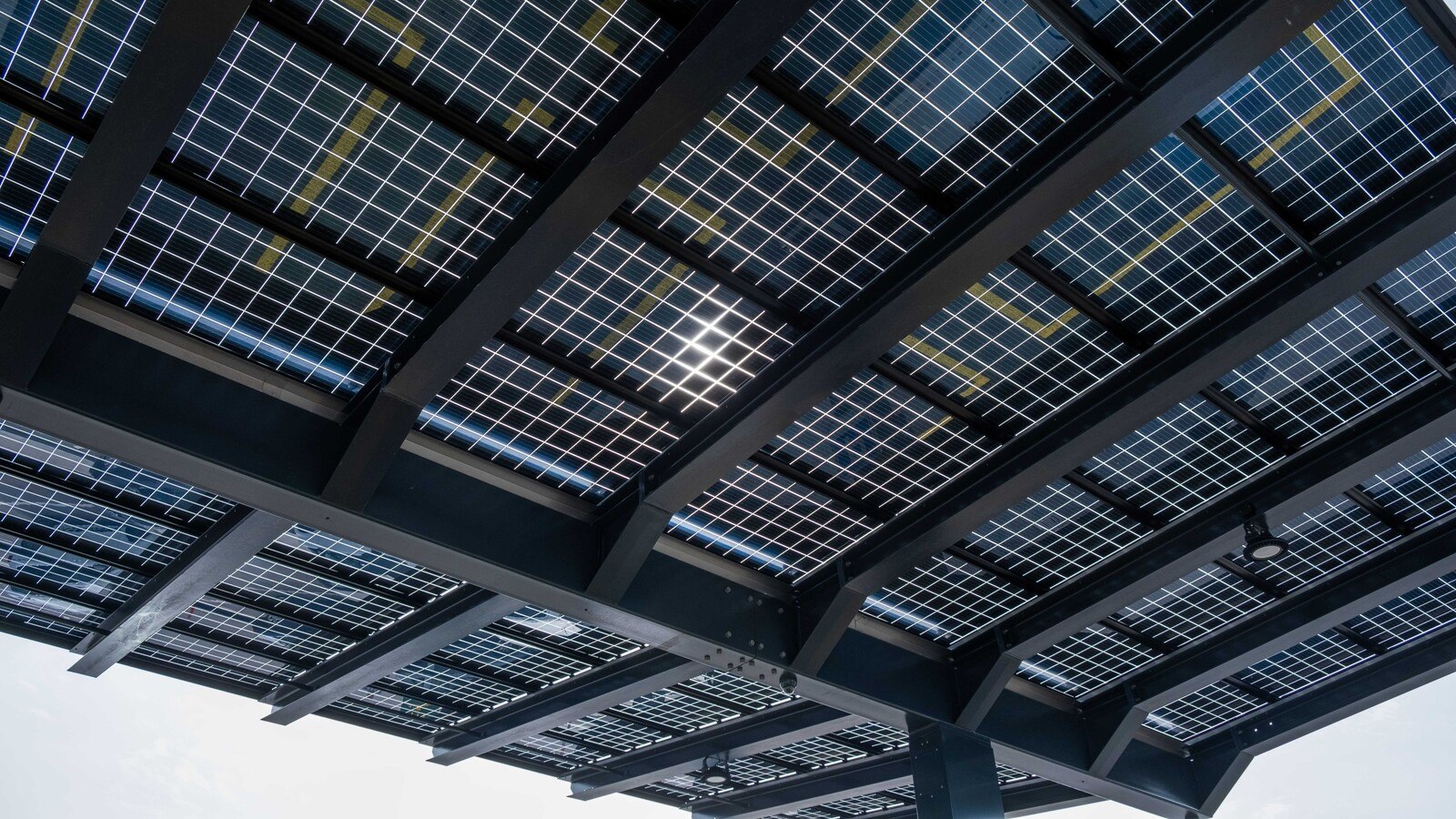 Transluzide Solarmodule von Megasol bei einem Solar-Carport im deutschen Thüringen.