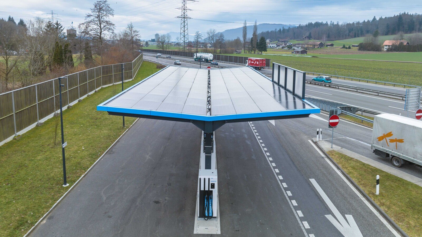 Funktionell, nachhaltig und elegant: Ein Solar Carport von Megasol auf einer E-Tankstelle.