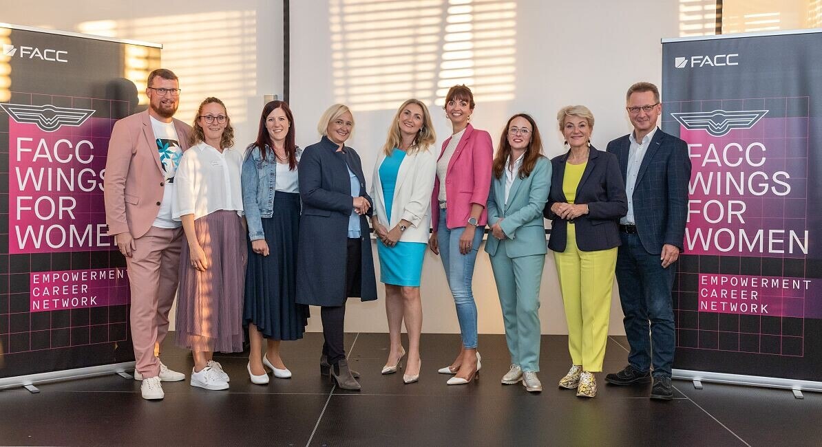 © FACC - Rambossek
v.l.n.r.: Alexander Hochmeier, Katharina Brunneder & Kathrin Gerauer, Beate Zechmeister , Katharina Miller, Sabine Lenzbauer, Yvonne Obermayr, Brigitte Maria Gruber, Andreas Ockel.
v.l.n.r.: Alexander Hochmeier (FACC Vice President Information Technology & Security), Katharina Brunneder & Kathrin Gerauer (FACC Information Security Professionals & JobTwins), Beate Zechmeister (Leiterin Frauenreferat OÖ), Katharina Miller (Gründerin & Geschäftsführerin der Jobsharing-Plattform JobTwins), Sabine Lenzbauer (Vice President Procurement), Yvonne Obermayr (Präsidentin Business & Professional Women Wels-Hausruck), Brigitte Maria Gruber (Leiterin der Frauen:Fachakademie Schloss Mondsee), FACC C