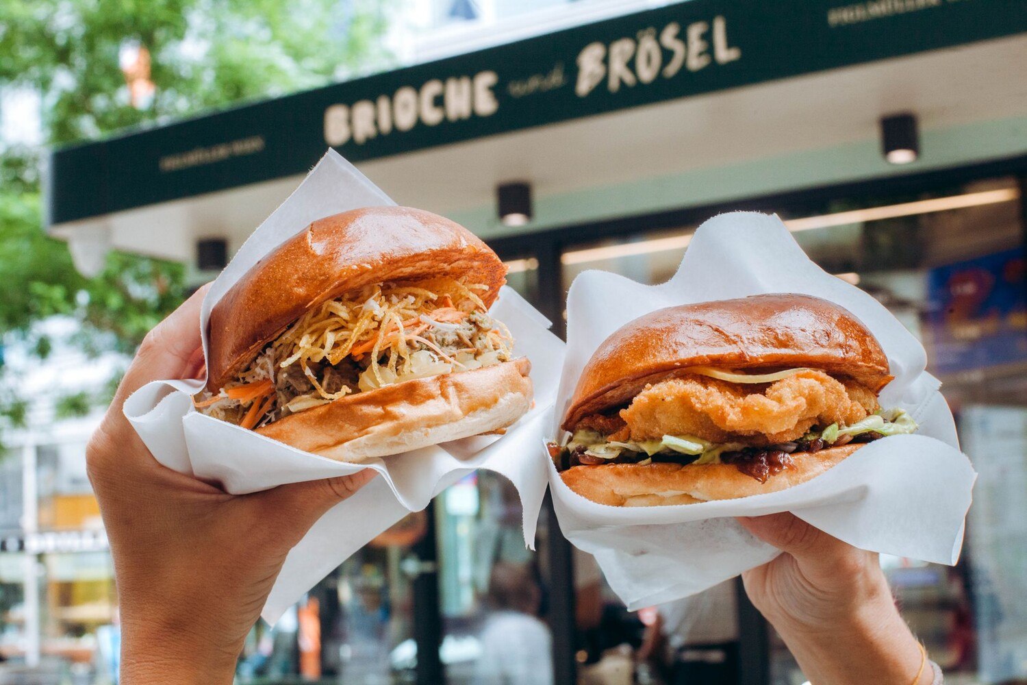 © Figlmüller Group
Zum Kalbsschnitzel gesellen sich im Brioche-Bun fermentierte Zitronen, Zwiebelmarmelade, Petersilmayonnaise und Salat.
Brioche und Brösel Figlmüller