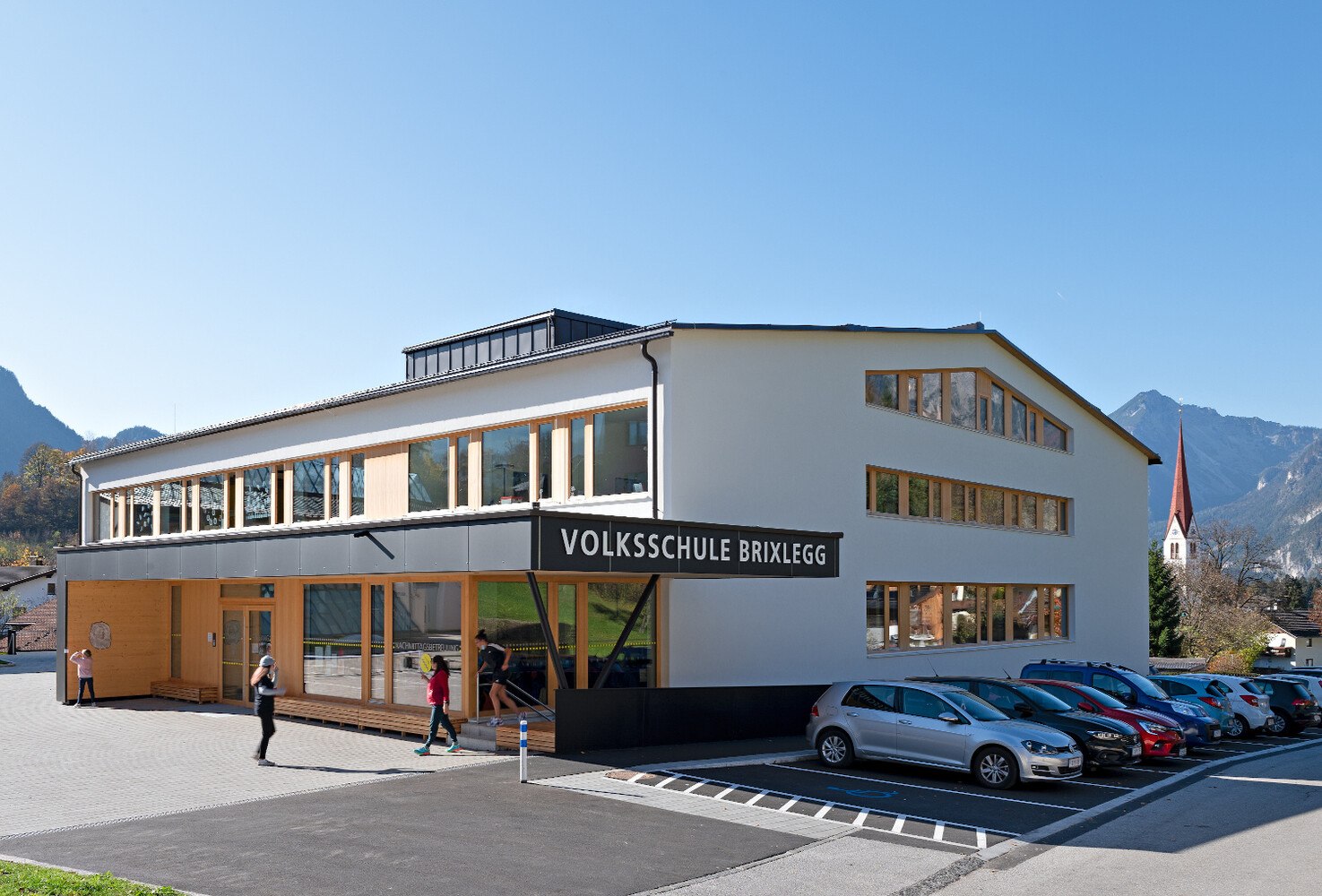 © Angelo Kaunat
Der Sieger des Ethouse Awards 2022 in der Kategorie "Öffentliche Bauten": die Volksschule Brixlegg. Die Energiekennzahl konnte durch effiziente thermische Sanierung um 82,17 % verbessert werden.
Der Sieger des Ethouse Awards 2022 in der Kategorie "Öffentliche Bauten": die Volksschule Brixlegg. Die Energiekennzahl von 30,3 kWh/m2a konnte durch effiziente thermische Sanierung erreicht werden. Das bedeutet eine Verbesserung von 82,17 % gegenüber 169,9 kWh/m2a vor der Sanierung.