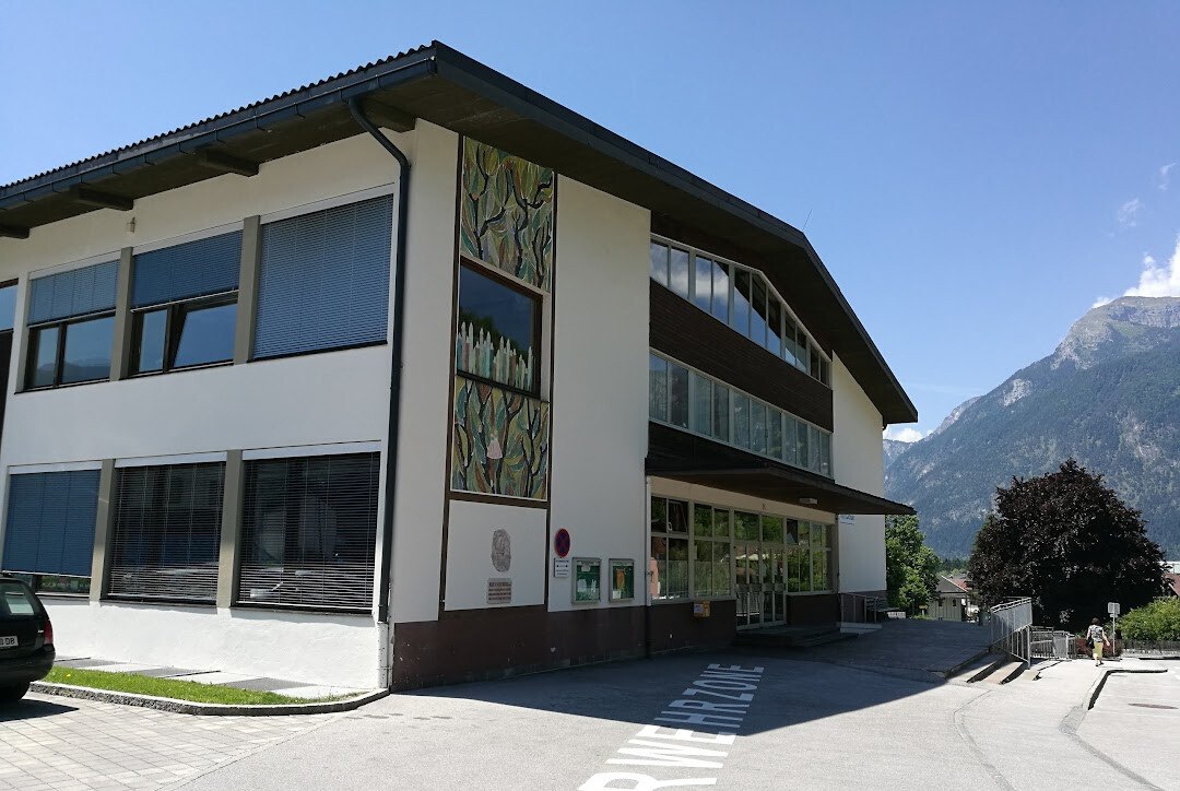 © Architekturhalle
Vorher: Das in die Jahre gekommene Gebäude der Volksschlue Brixlegg vor der umfassenden Sanierung.
Das in die Jahre gekommene Gebäude der Volksschlue Brixlegg vor der umfassenden Sanierung.