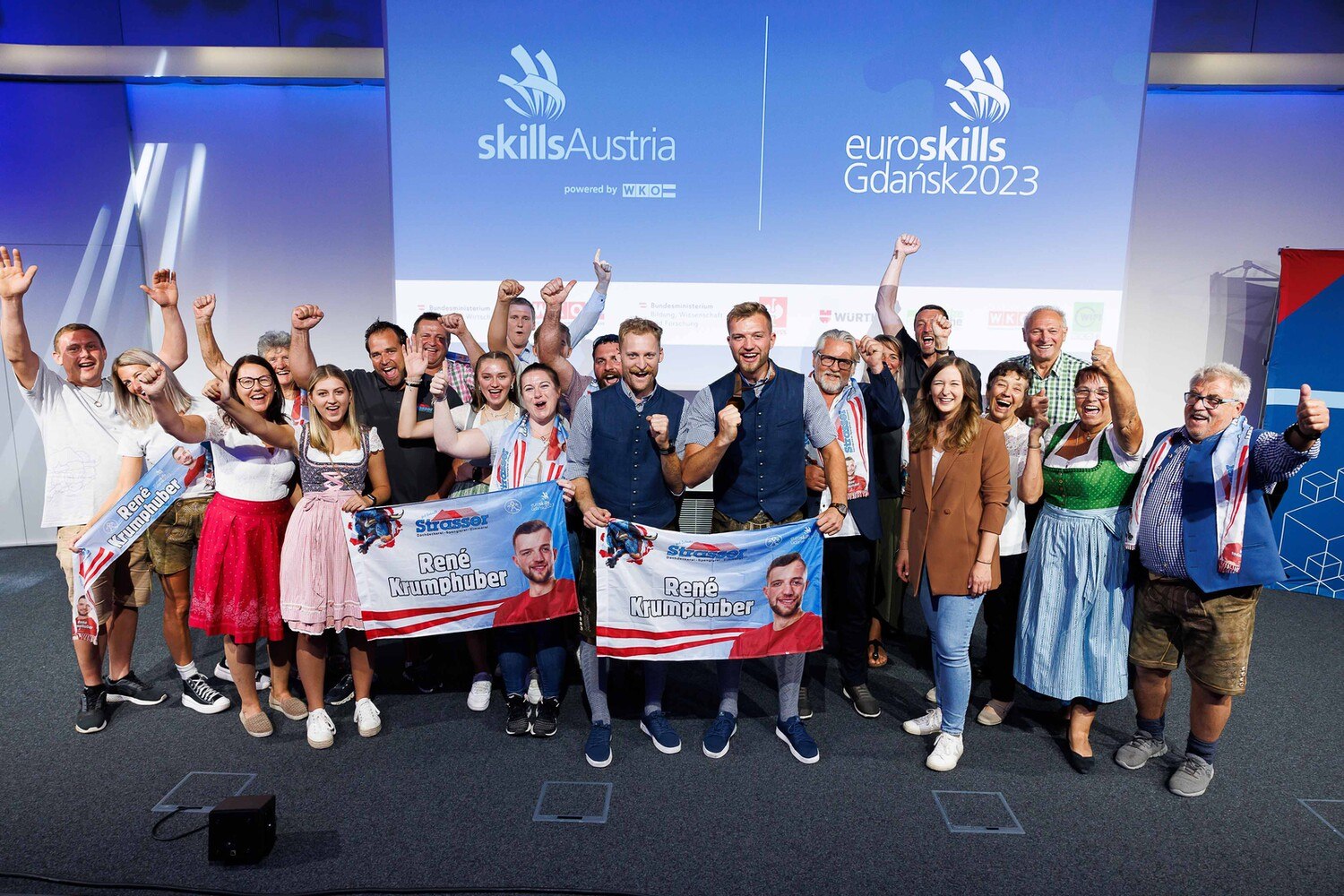 © SkillsAustria / Florian Wieser
Bronze für Österreich! René Krumphuber inmitten seiner Fans und Gratulanten.
Bronze für Österreich! René Krumphuber inmitten seiner Fans und Gratulanten.