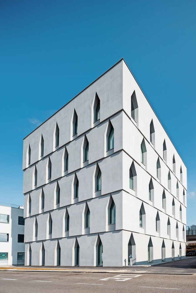 Fassade mit der speziell entwickelten Spachteltechnik Accento