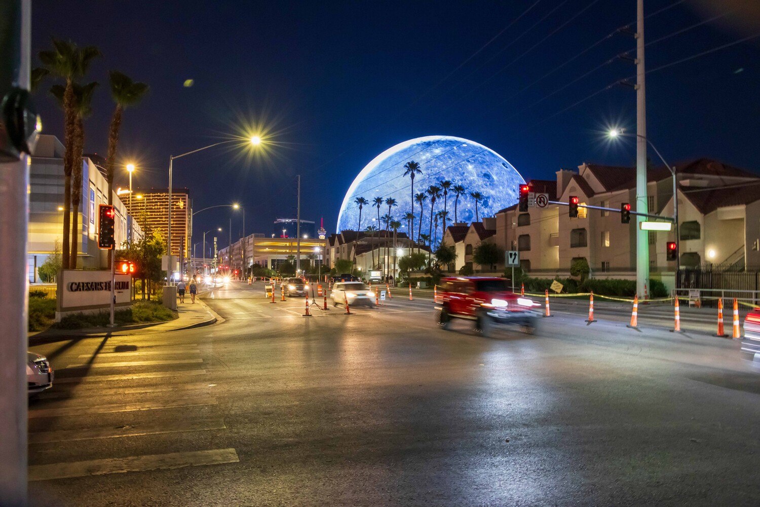 Mit 112 Meter Höhe und 157 Meter Breite ist "The Sphere" die größte Kugelkonstruktion der Welt.