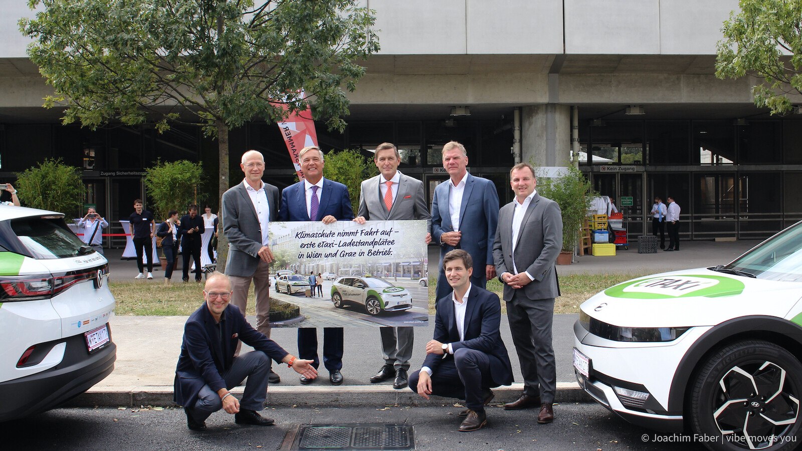 © vibe moves you
Bernd Vogl (Geschäftsführer Klima- & Energiefonds), Herbert Kasser (Generalsekretär im Bundesministerium für Klimaschutz), Walter Ruck (Präsident der Wirtschaftskammer Wien), Peter Hanke (Finanz- und Wirtschaftsstadtrat), Michael Strebl (o., Geschäftsführer Wien Energie), Hermann Stockinger (u., Gründer & Geschäftsführer Easelink), Paul Blaguss (Co-Founder vibe)
Bernd Vogl (Geschäftsführer Klima- & Energiefonds), Herbert Kasser (Generalsekretär im Bundesministerium für Klimaschutz), Walter Ruck (Präsident der Wirtschaftskammer Wien), Peter Hanke (Finanz- und Wirtschaftsstadtrat), Michael Strebl (o., Geschäftsführer Wien Energie), Hermann Stockinger (u., Gründer & Geschäftsführer Easelink), Paul Blaguss (Co-Founder vibe)