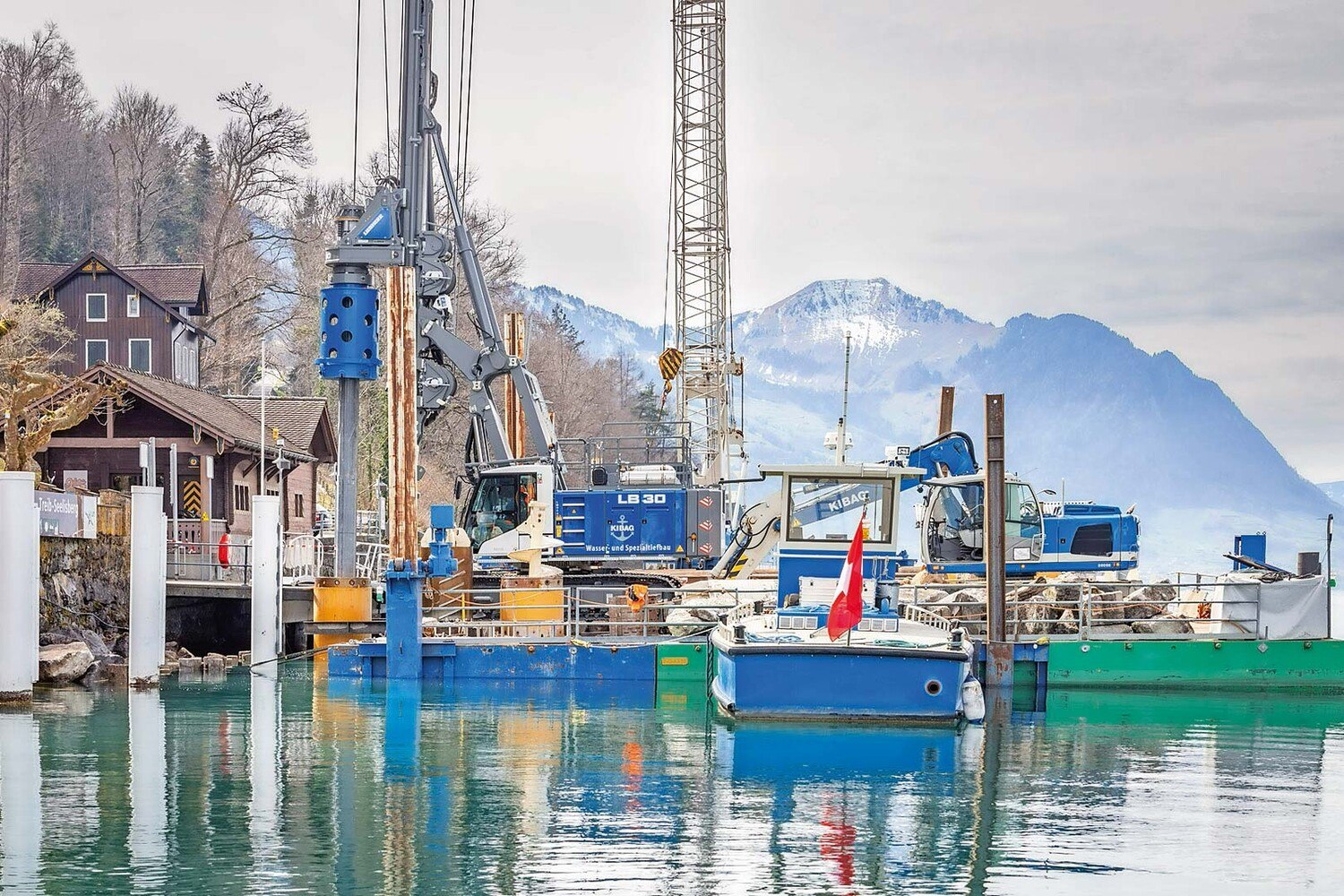 Wasserbaustelle in Seelisberg mit Bohrgerät LB 30 von Liebherr
