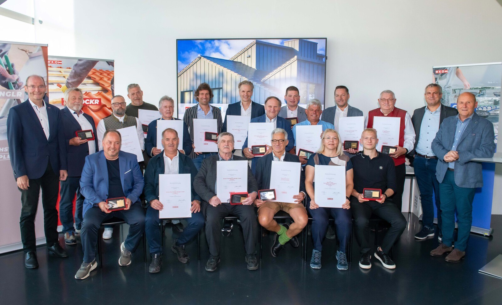 © WKOÖ
Landesinnungsmeister Othmar Berner (hinten rechts), Gerald Wiesbauer-Pfleger, (2. v. r.), Berufsgruppensprecher der Glaser, und Innungsgeschäftsführer Markus Hofer (links außen) gratulierten den ausgezeichneten Betrieben.
Landesinnungsmeister Othmar Berner (hinten rechts), Gerald Wiesbauer-Pfleger, (2. v. r.), Berufsgruppensprecher der Glaser, und Innungsgeschäftsführer Markus Hofer (links außen) gratulierten den ausgezeichneten Betrieben.