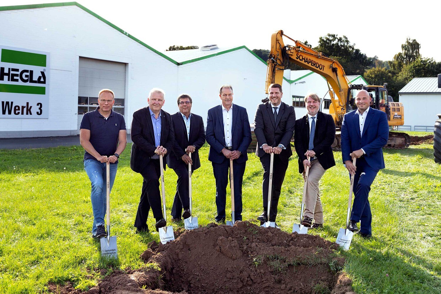 Spatenstich für die Großinvestition Logistikzentrum (v. l.): Peter Riepe, Architekt und Planer, Dr. Heinrich Ostendarp (CTIO Hegla), Stefan Reuter (CTO Hegla), Bernhard Hötger (CEO Hegla-Gruppe), Jochen H. Hesselbach (Vorstand der Lewag Holding AG), Jörn C. Hesselbach (Aufsichtsratsvorsitzender der Lewag Holding AG), Peter Herrmann (COO Hegla). 