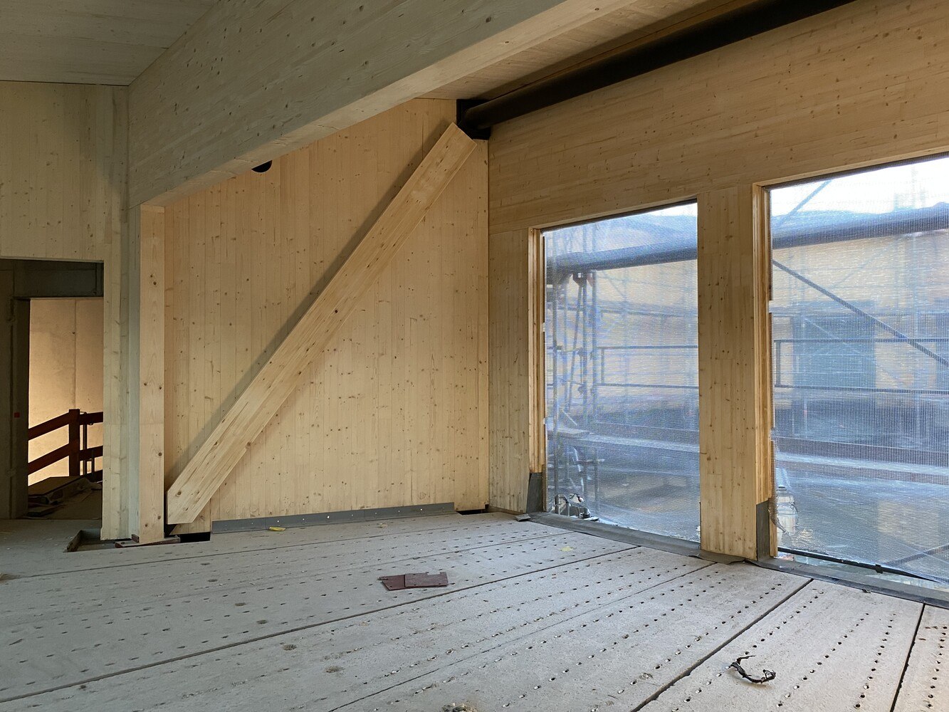 Anschluss der Druckstreben an den Stahldruckring oben und den Zugring unten. Zwischen den Brettschichtholz-Druckstreben ist jeweils eine Brettsperrholz-Wand als Schott eingefügt. 