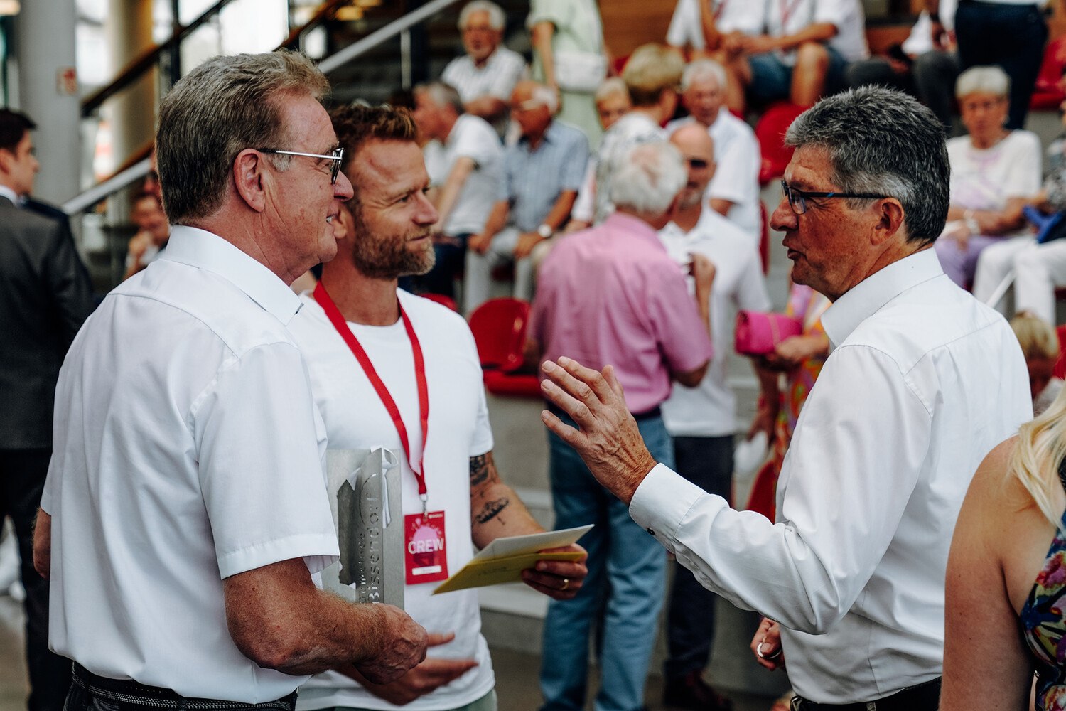 Firmengründer Herbert Holtgreife und sein Sohn und Nachfolger Stefan Holtgreife im Gespräch beim Fest.