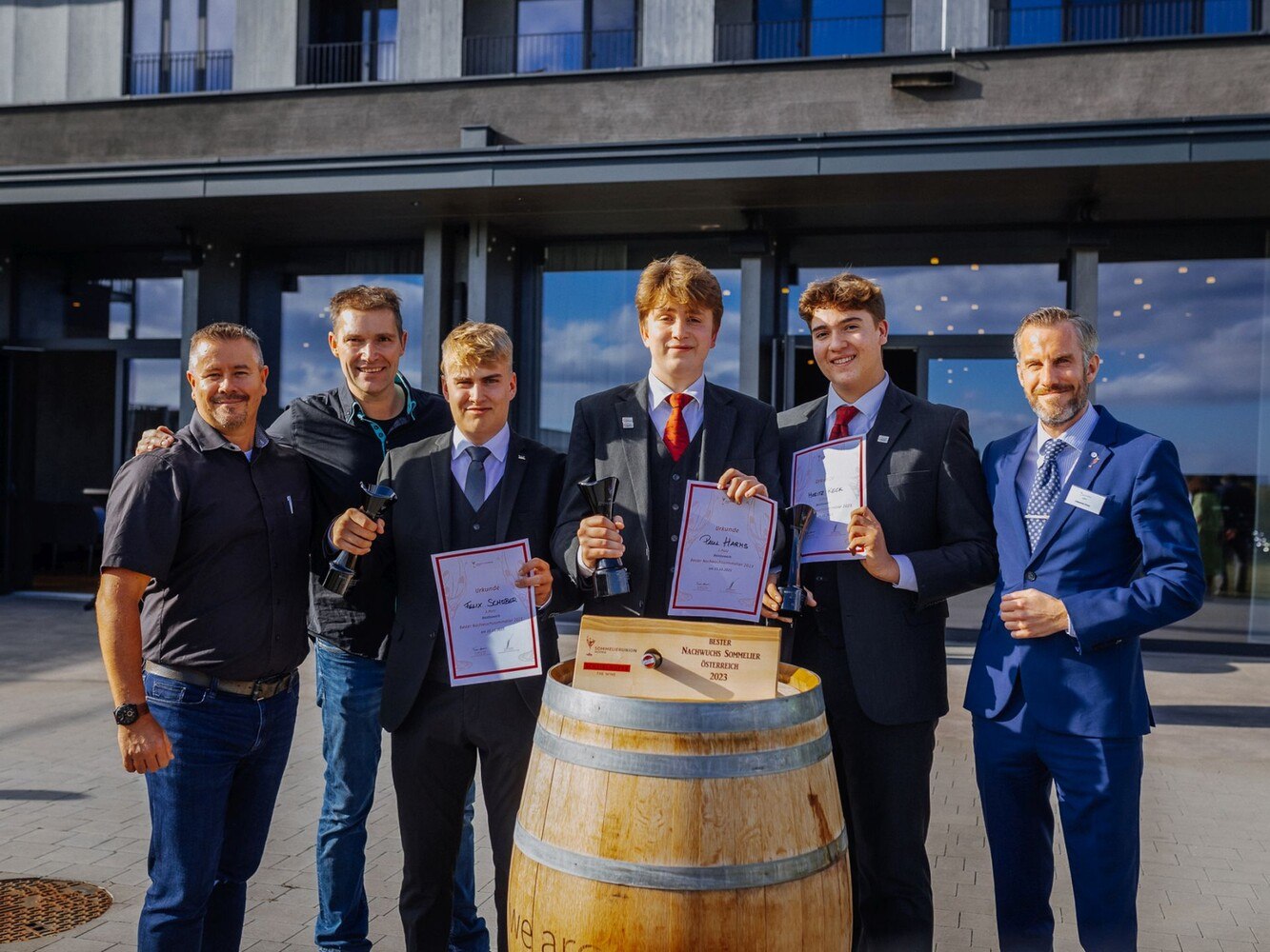 Siegerfoto des Wettbewerbs Bester Nachwuchssommelier Österreichs 2023. (v.l.) Brad Knowles, Vizepräsident Sommelier Union Austria; Erich Scheiblhofer, Winzer und Gastgeber des Wettbewerbs; Felix Schober, Zweitplatzierter; Paul Harms, Gewinner; Moritz Keck, Drittplatzierter; Philipp Künemund, Vizepräsident Deutsche Sommelier Union und Juryvorsitzender.