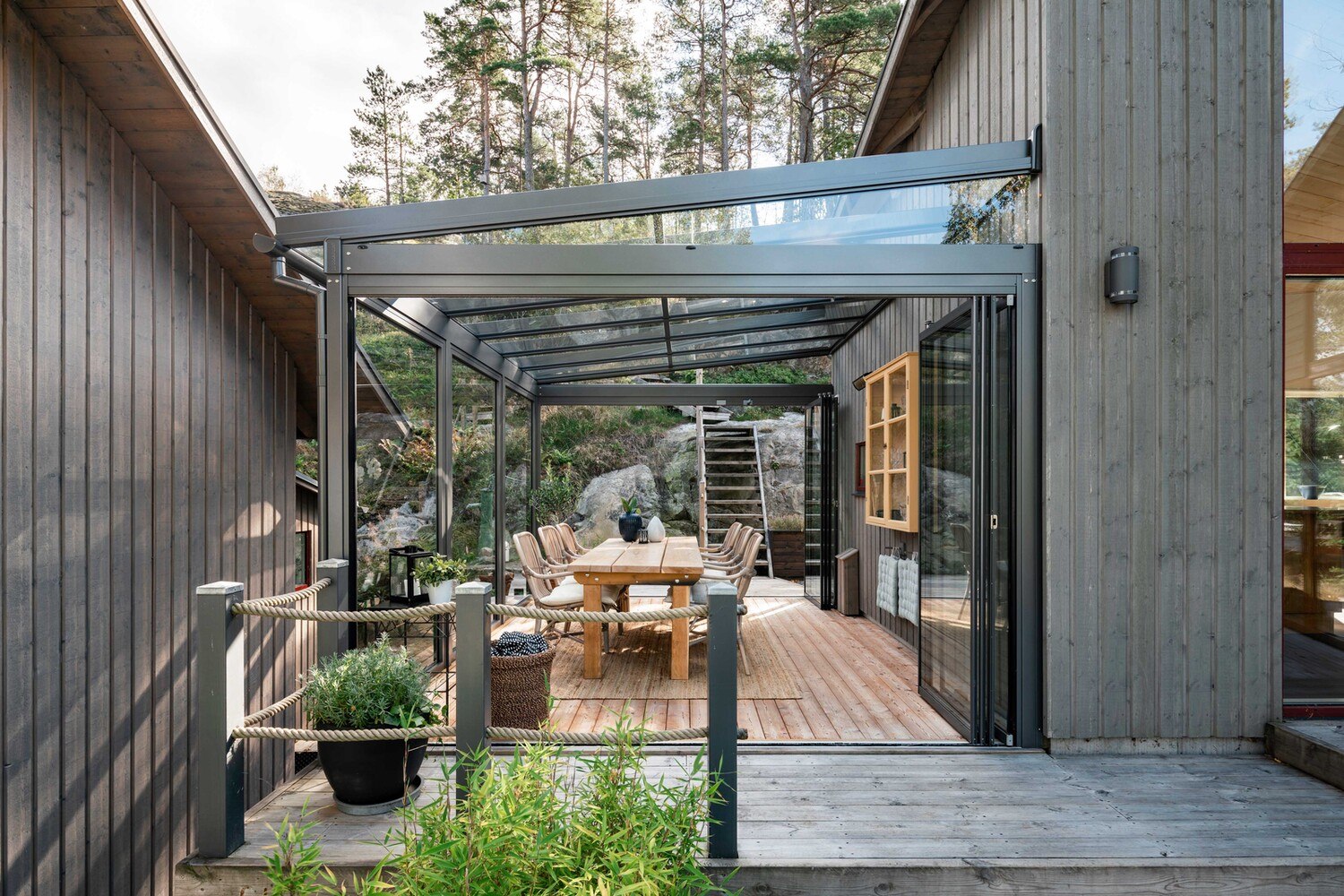 Die Natur einfangen: Das Solarlux Glashaus mit Glas-Faltwand und Schiebe-Dreh-System mit senkrechten Glas-Elementen.