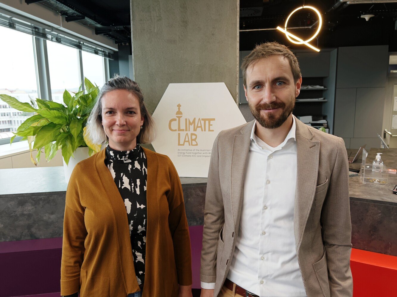 Helene Pattermann, Community & Circularity Director des Climate Lab, und Jürgen Hürner, Geschäftsführer der Stadtwerke Amstetten.