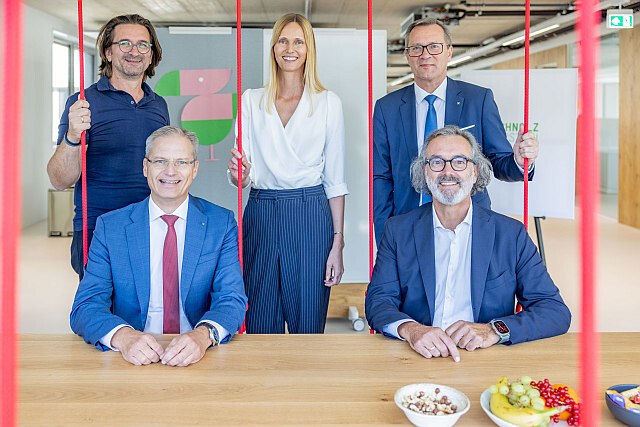 © Techno-Z wildbild
v.l.n.r.: Dirk Lange (Kadawittfeldarchitektur), Andreas Derndorfer (RVS-Geschäftsleitung Unternehmens-steuerung), Sybille Maier-Ginther (Prok. Techno-Z Urstein GmbH), Heinz Konrad (Gen.Dir. Raiffeisenverband Salzburg eGen), Werner Pfeiffenberger (GF Techno-Z Verbund GmbH)
Gruppenfoto