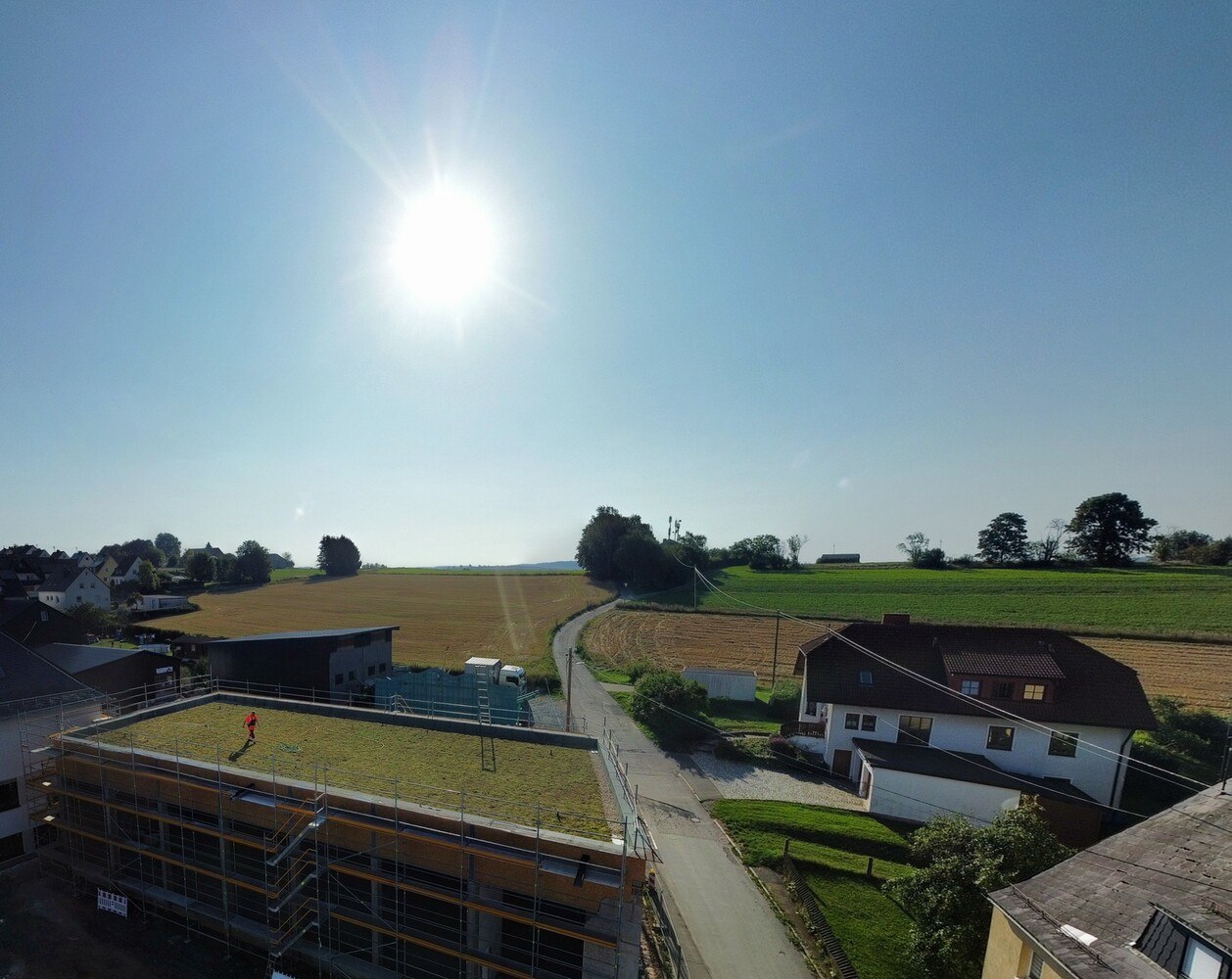 Dieses innovative wasserspeichernde Gründach an einer Grundschule im bayerischen Schauenstein ist das erste Detention Roof Deutschlands.